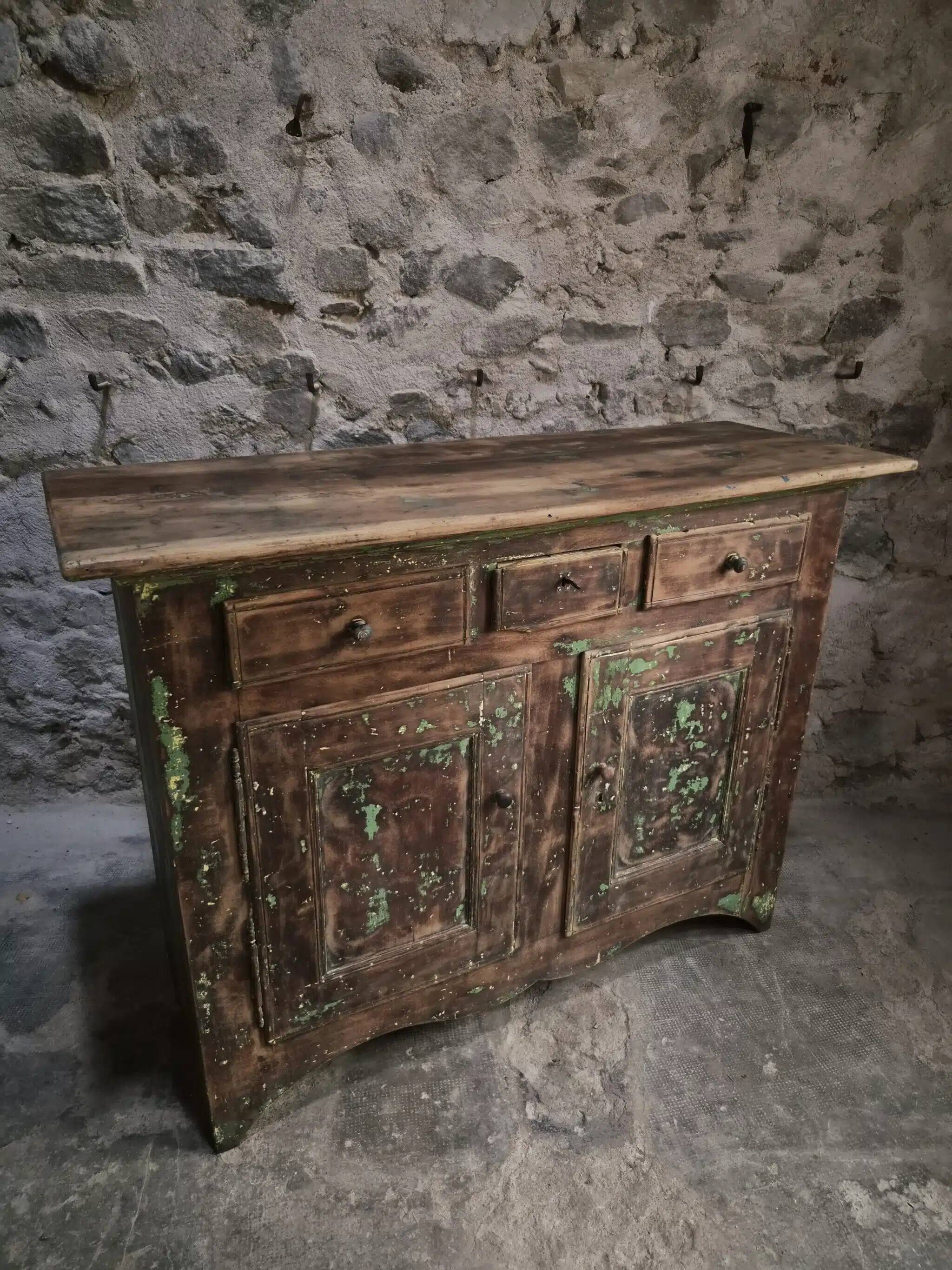 French rustic buffet in walnut, 18th century, 3 drawers and 2 doors.
