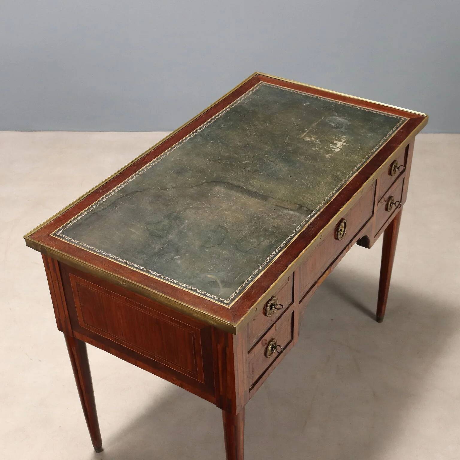 Neoclassical writing desk made of violet wood, 18th century.
