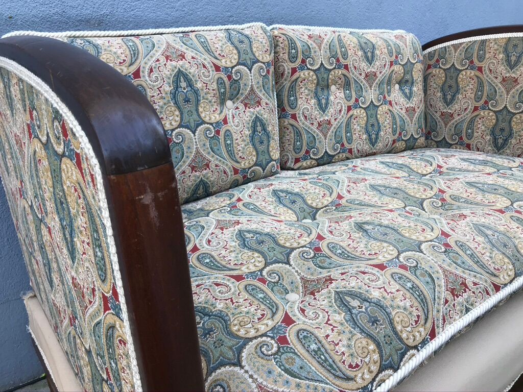 Bench reads art deco