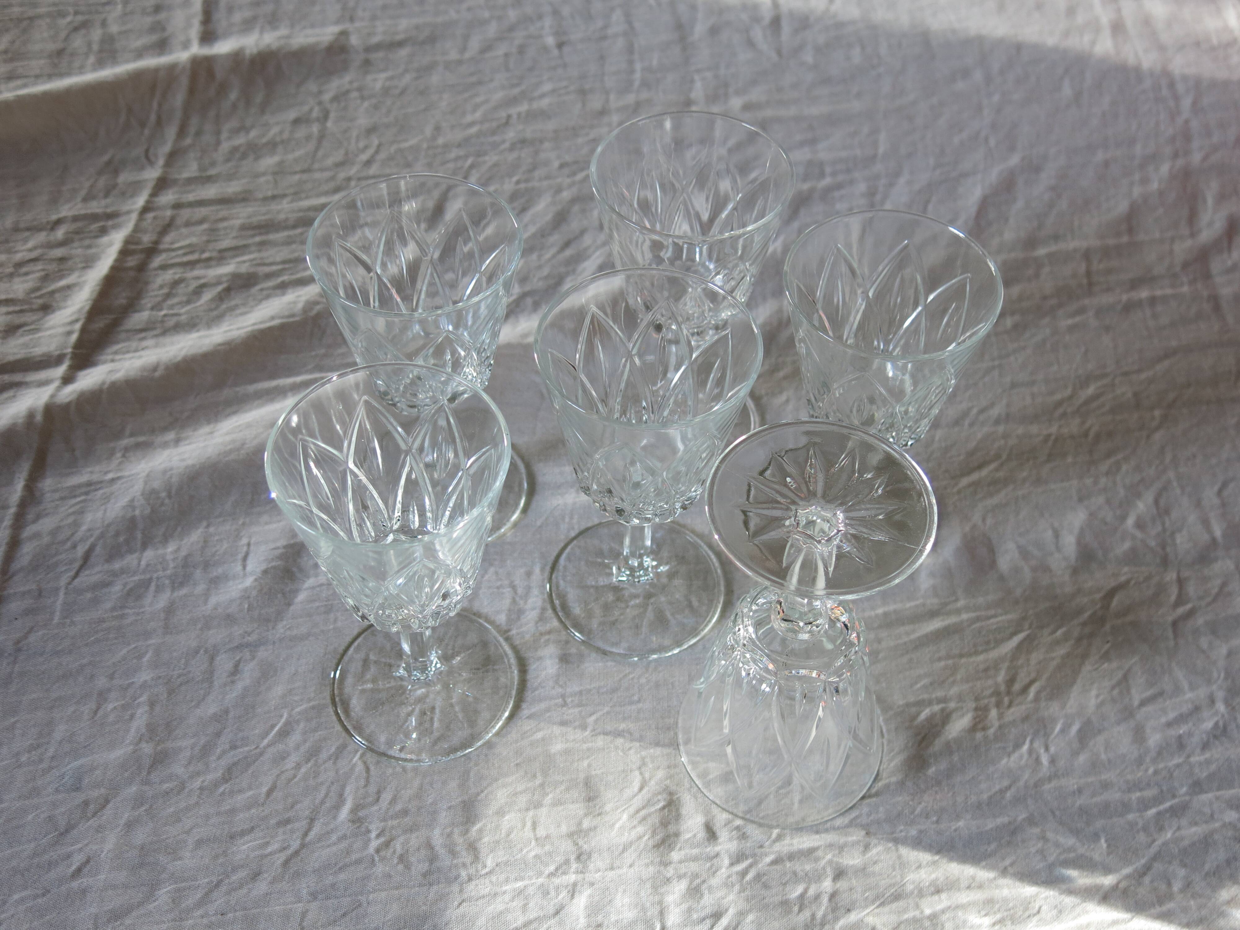 6 stemmed glasses in very good condition