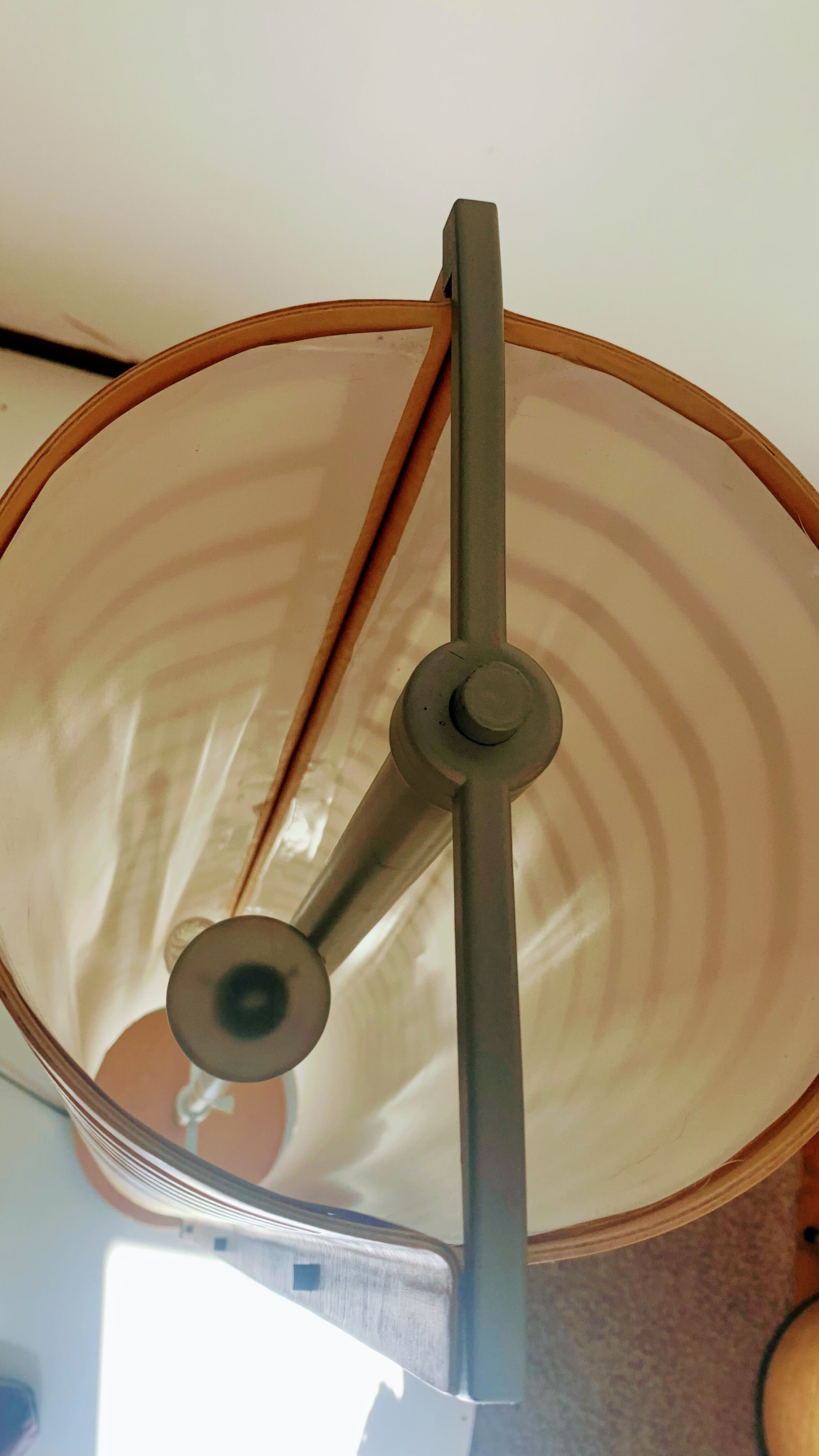 Lampadaire en bois de hêtre et textile Ikea Strimma