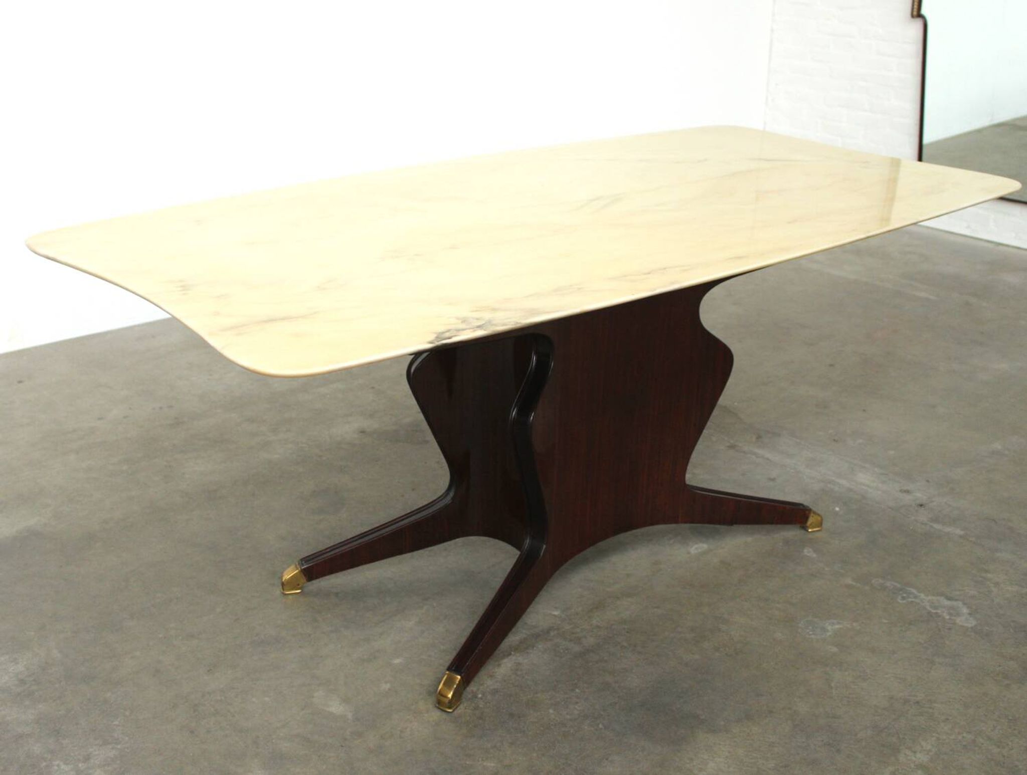 Table à manger par Osvaldo Borsani en acajou et plateau en onyx