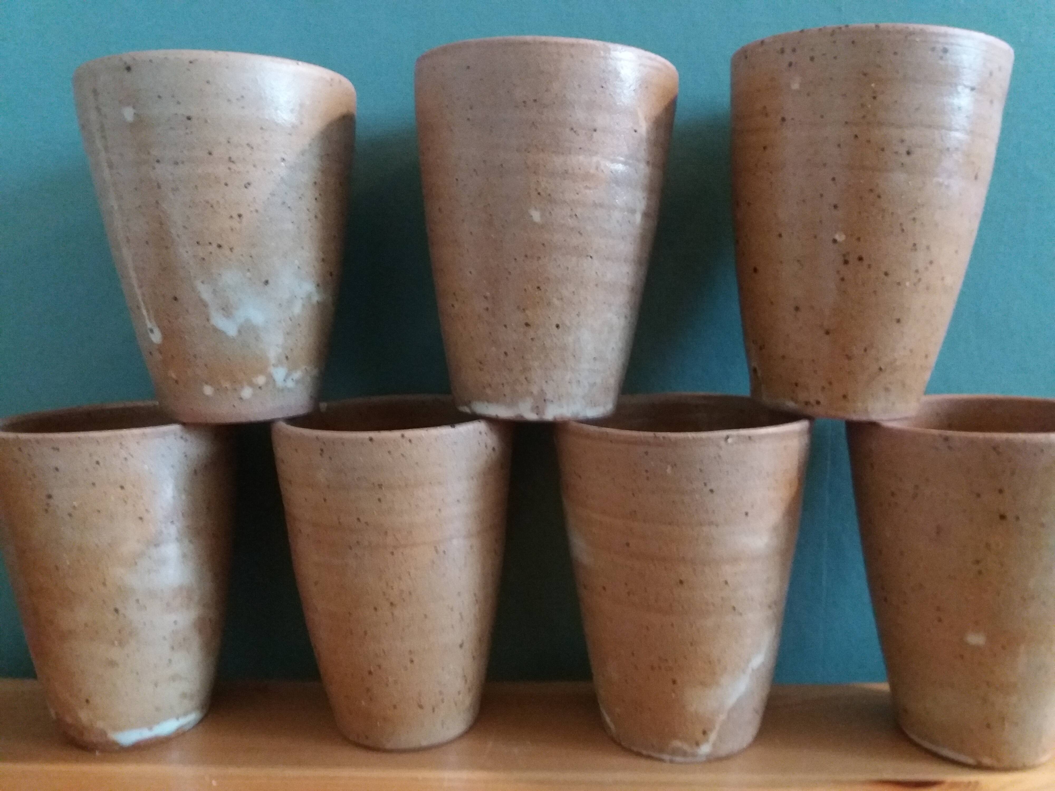 Ensemble de 8 tasses ou verres en grès tourné artisanal