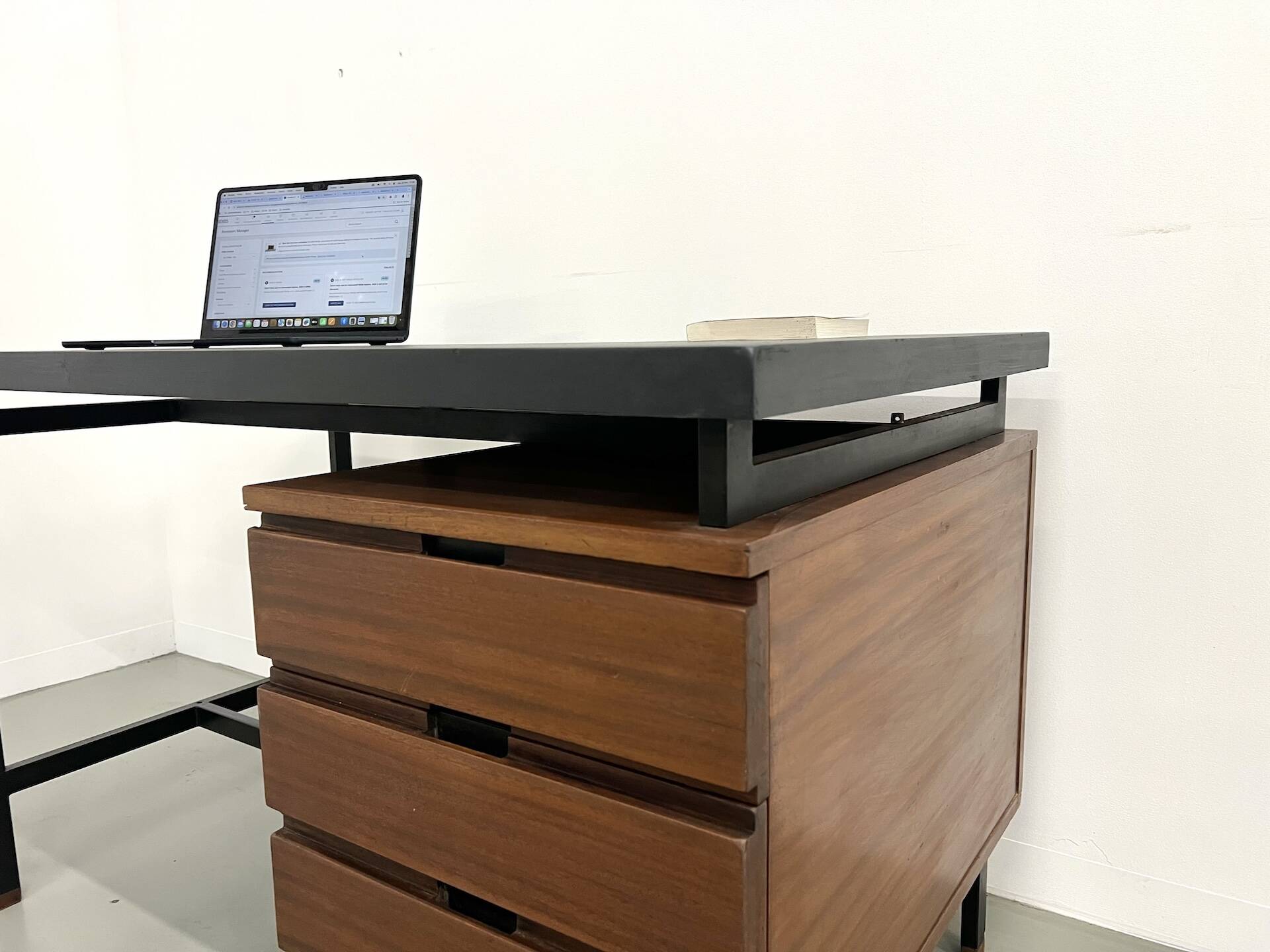 Pierre Guariche desk in teak and lacquered steel
