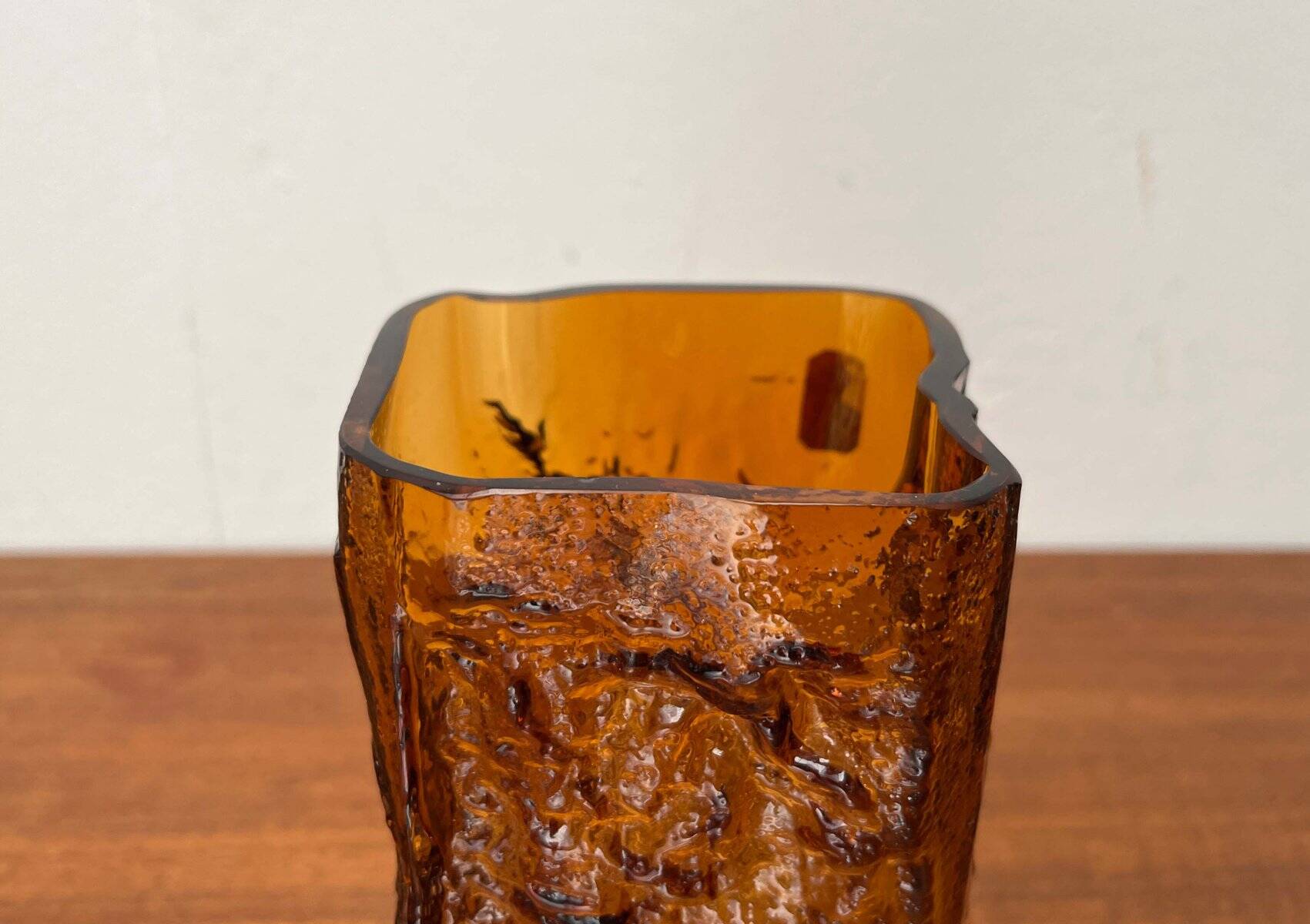 Mid-century modern glass vase by Kai Blomqvist for Kumela, Finland, 1960s.