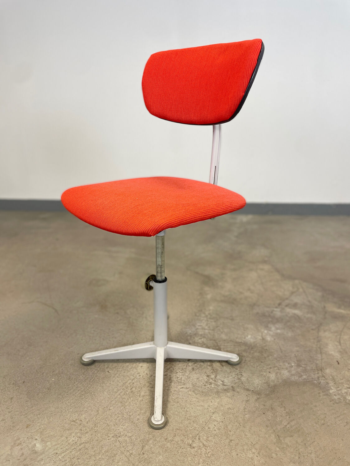Adjustable desk chair