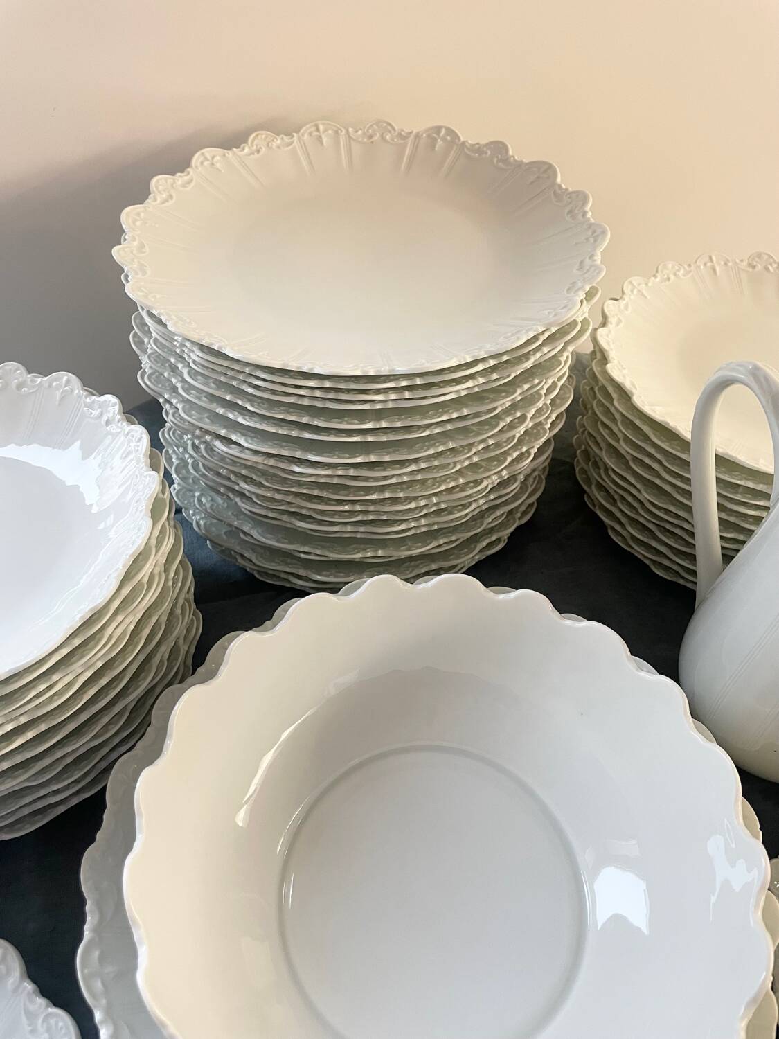 Prestigious 62-piece dinnerware set in vintage 70's Limoges white porcelain by Raynaud