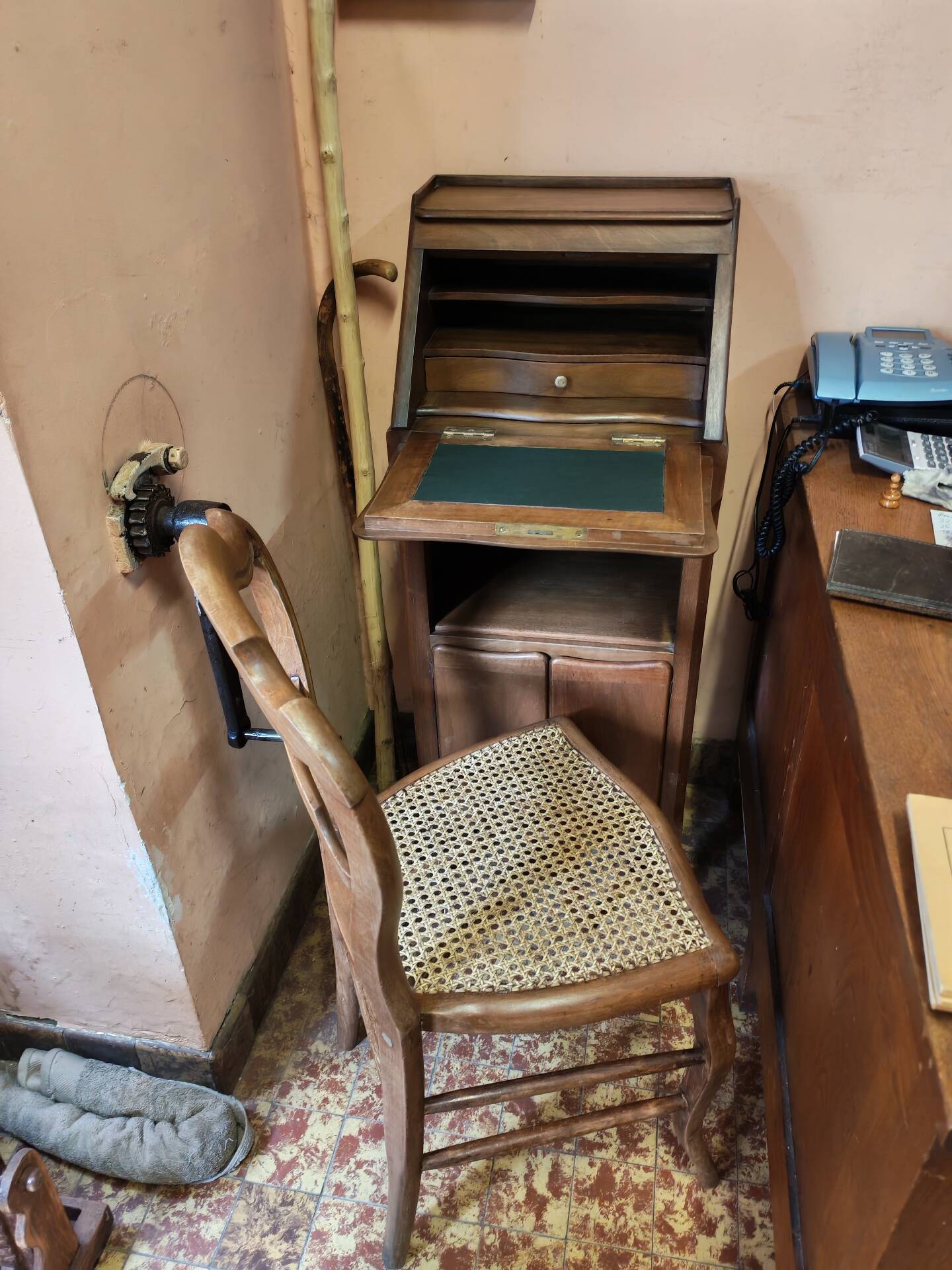 Set consisting of a small scriban desk and its antique chair.