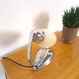 Lampe avec base chromée et abat-jour en verre lait lampe de table vintage