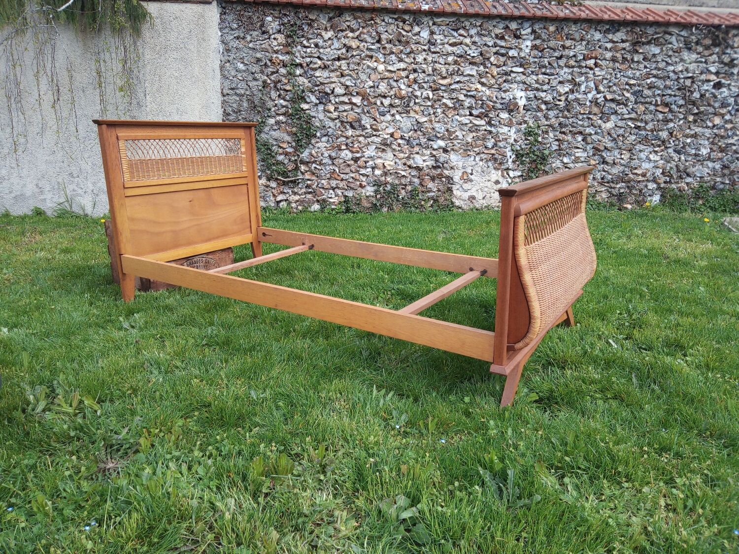 Bed 1 place wood and rattan