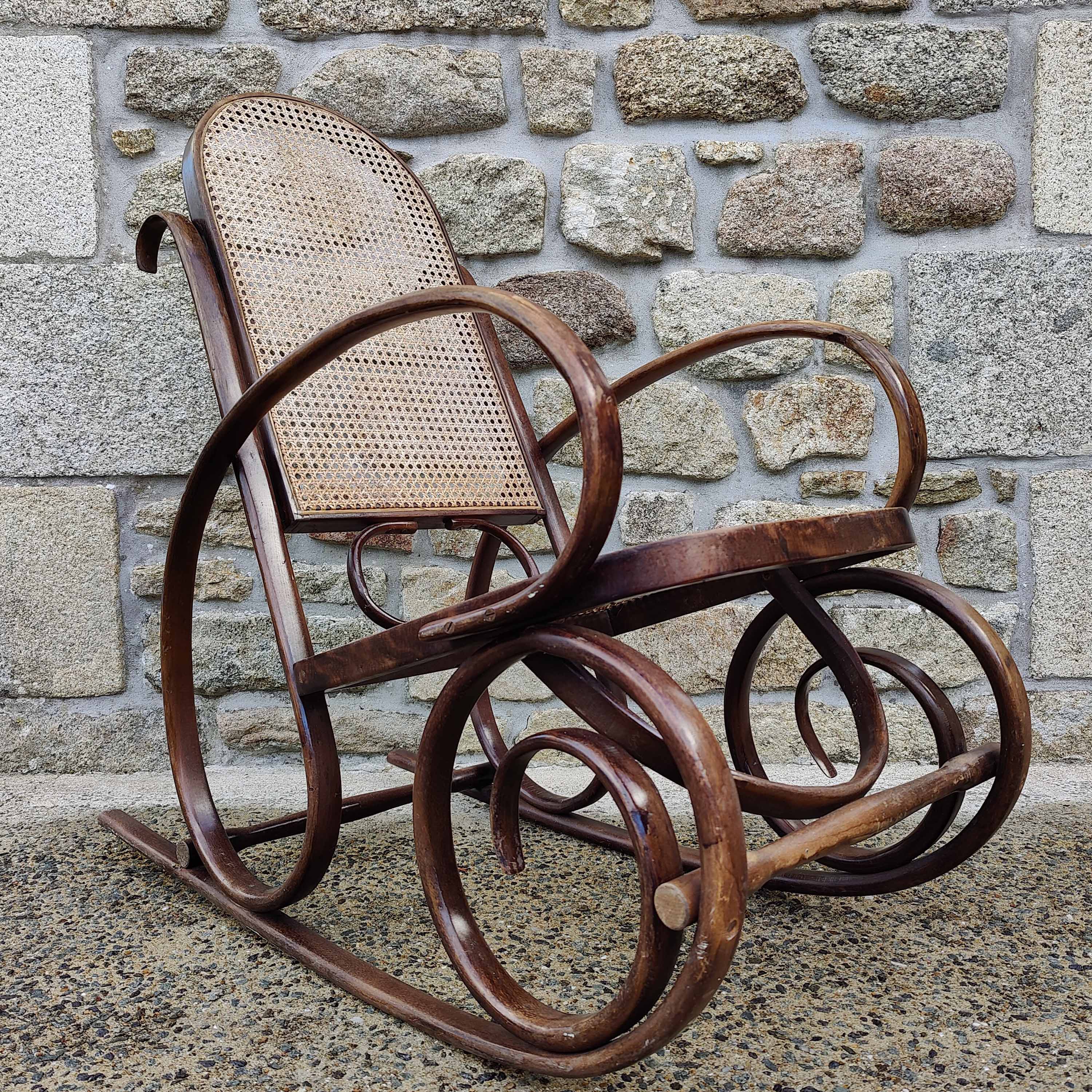Rocking-chair cannage and curved wood