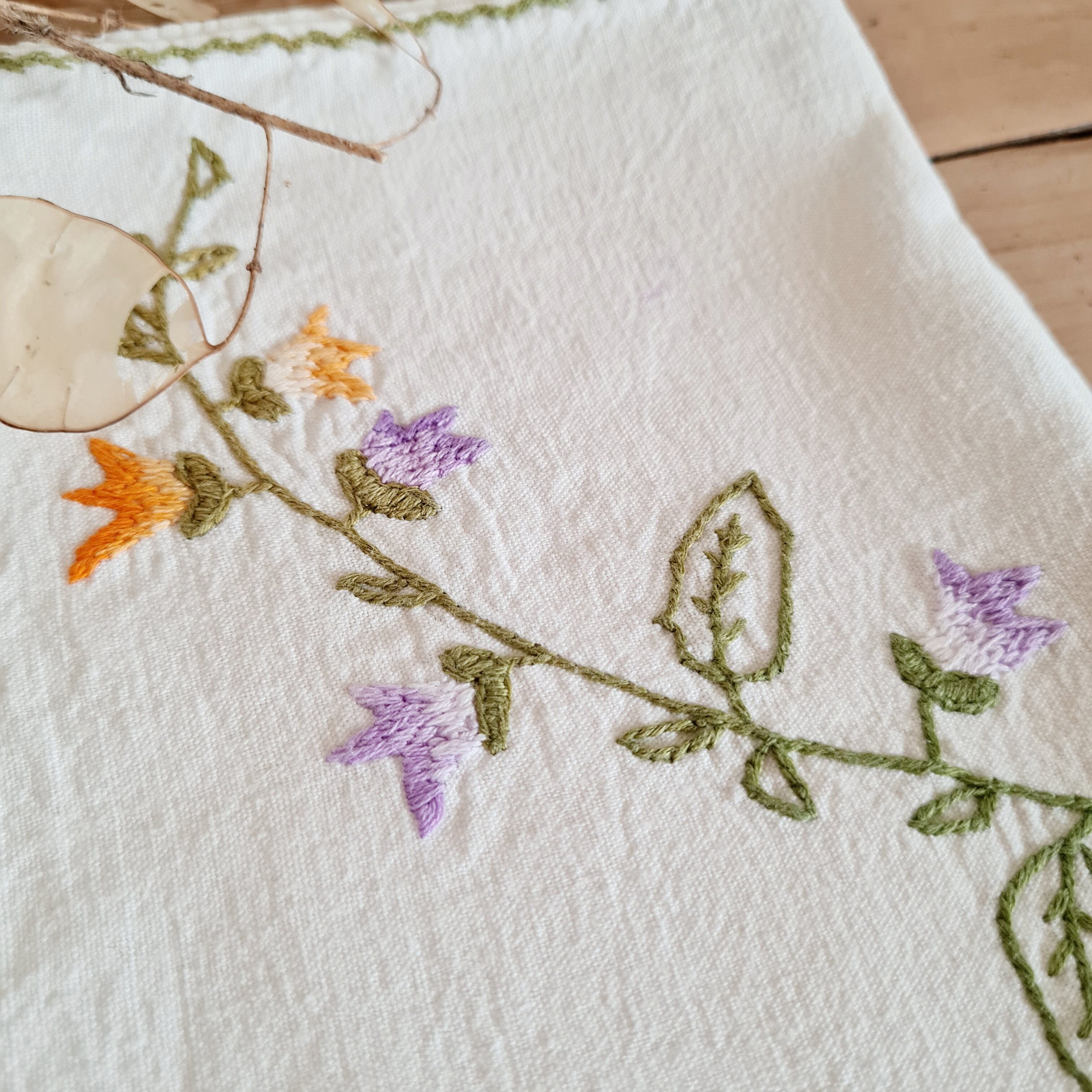 Set of 10 white towels embroidered flowers