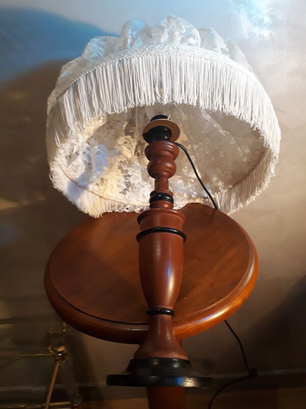 Lampe bois exotique et son abatjour en dentelle 45x30
