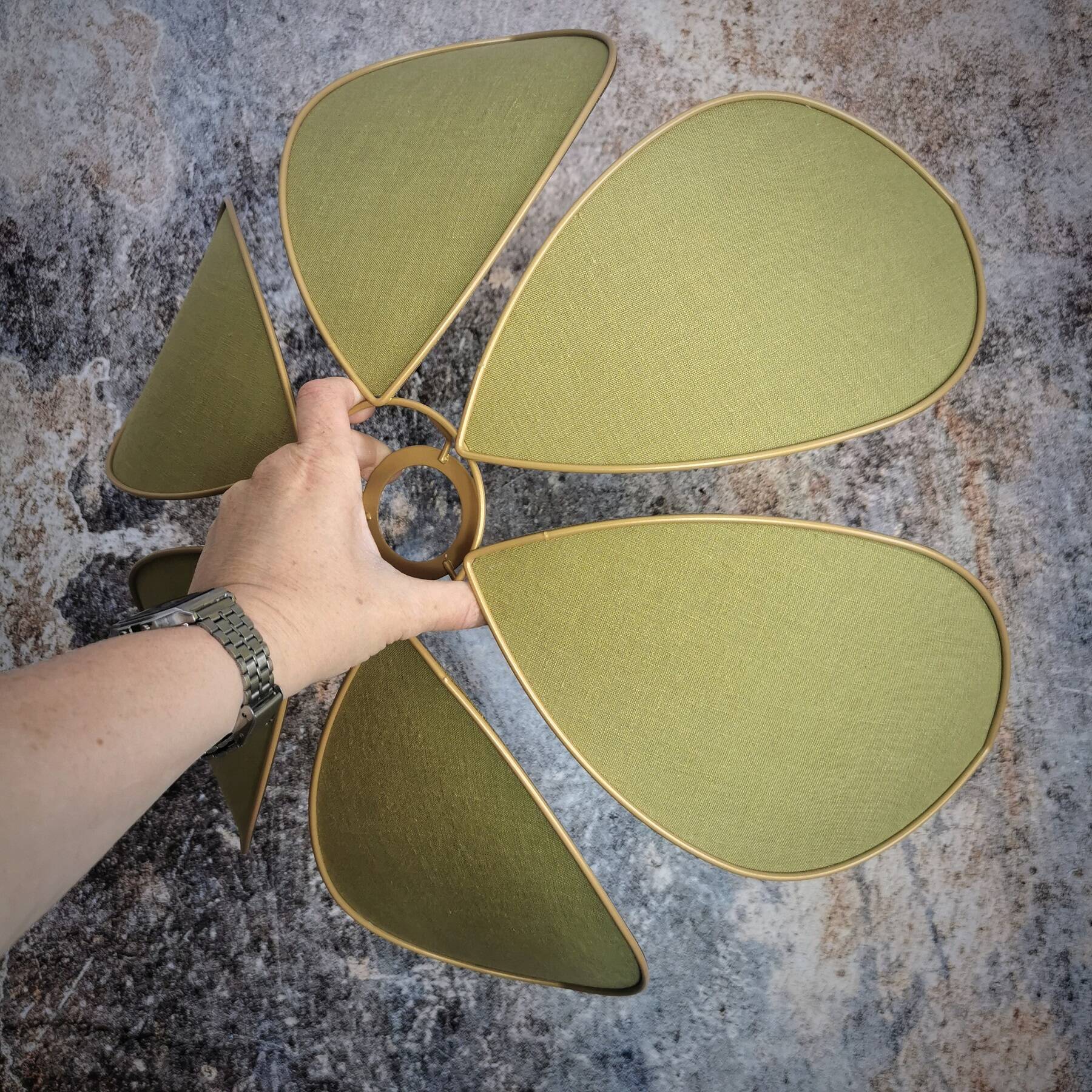 Flower suspension metal structure 6 petals in olive green linen