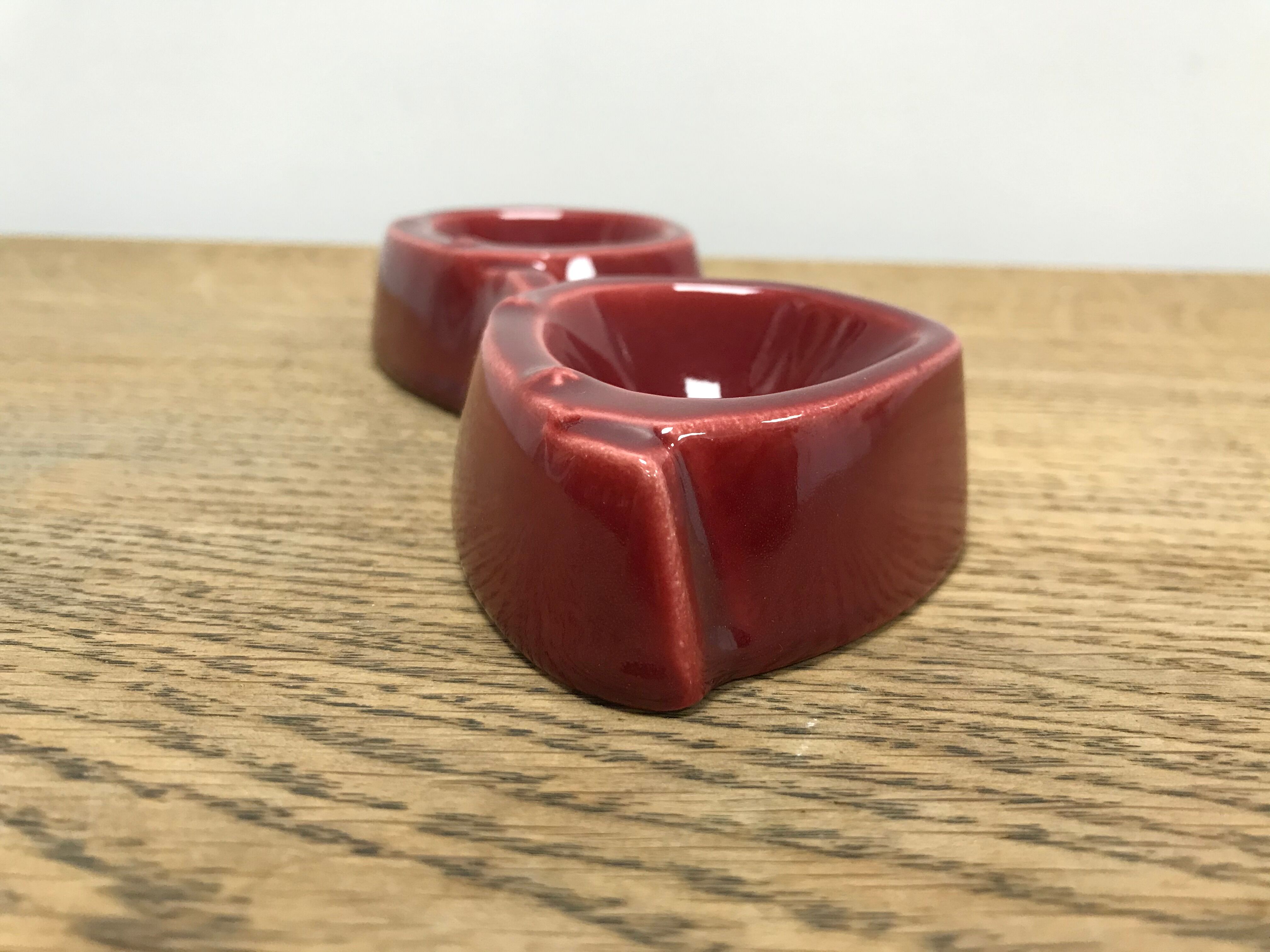 Paire de lunettes en céramique rouge