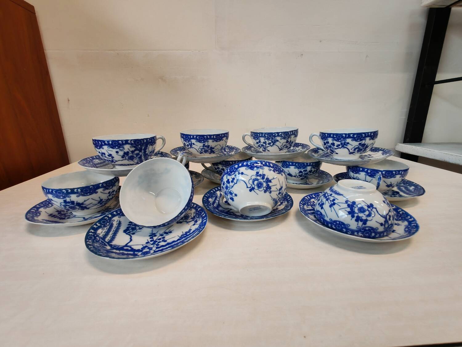 Magnifique Service de 12 Tasses et Soucoupes en Porcelaine
