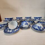 Magnifique Service de 12 Tasses et Soucoupes en Porcelaine