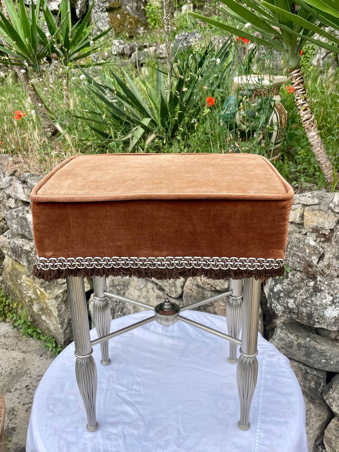 Charmant tabouret en velours marron et métal chromé