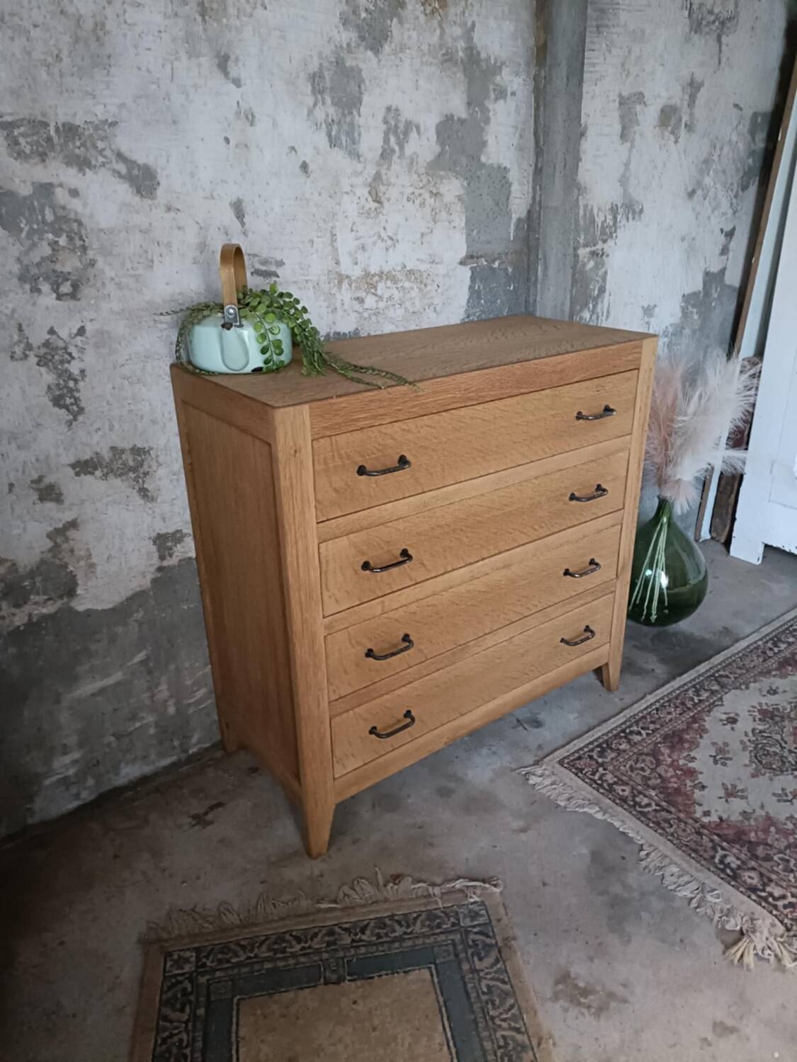 Wooden chest of drawers