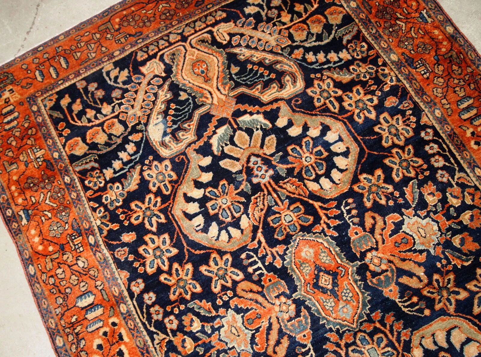 Handmade antique Persian Sarouk rug 4.1' x 6.7' (125cm x 204cm) 1920s - 1B782