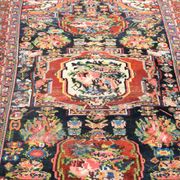 Antique Iranian oriental rug Bakhtiar Faradombeh: 3.37 X 2.13 meters. Early 20th century circa 1920/30