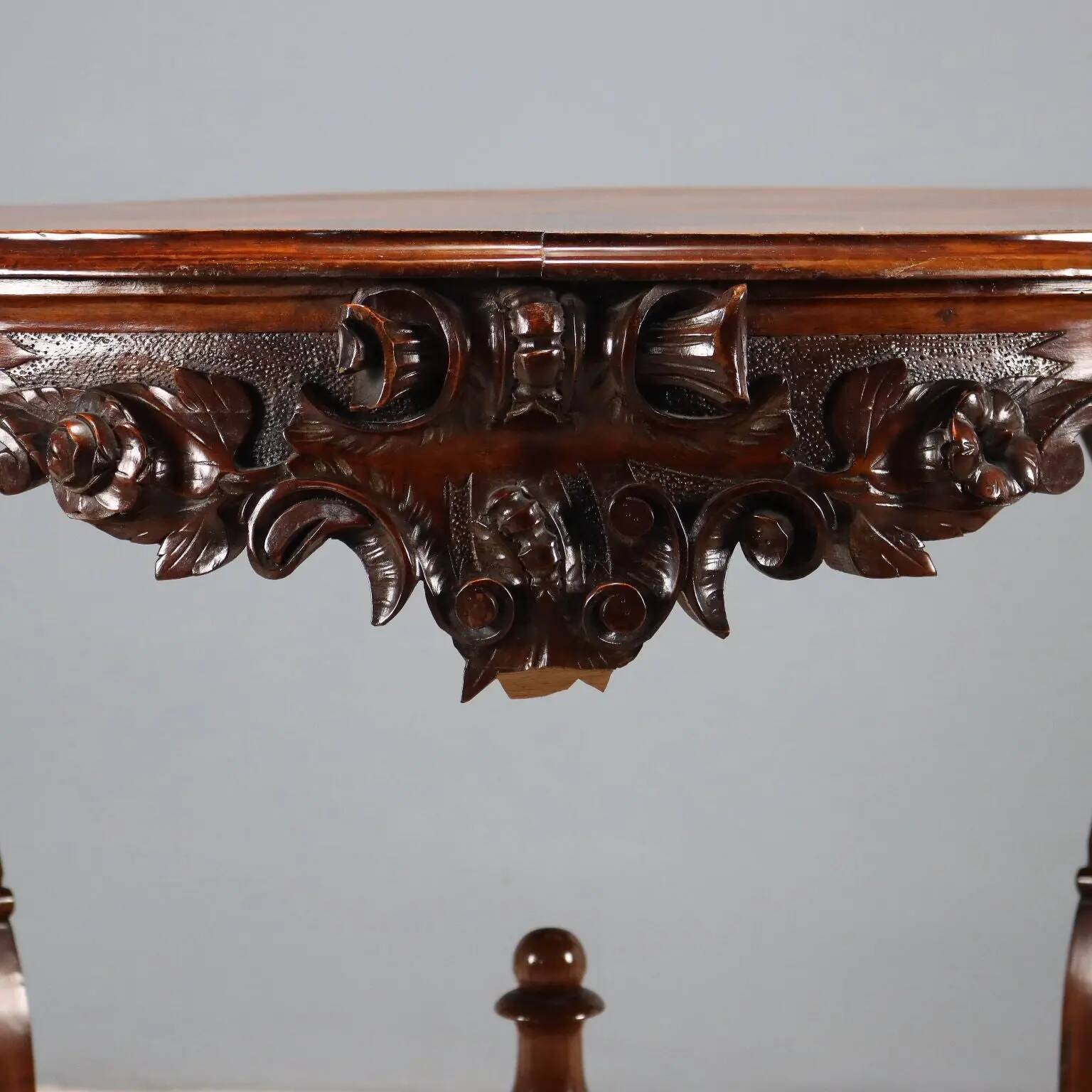 Small antique Louis-Philippe table in walnut, Italy, 19th century.