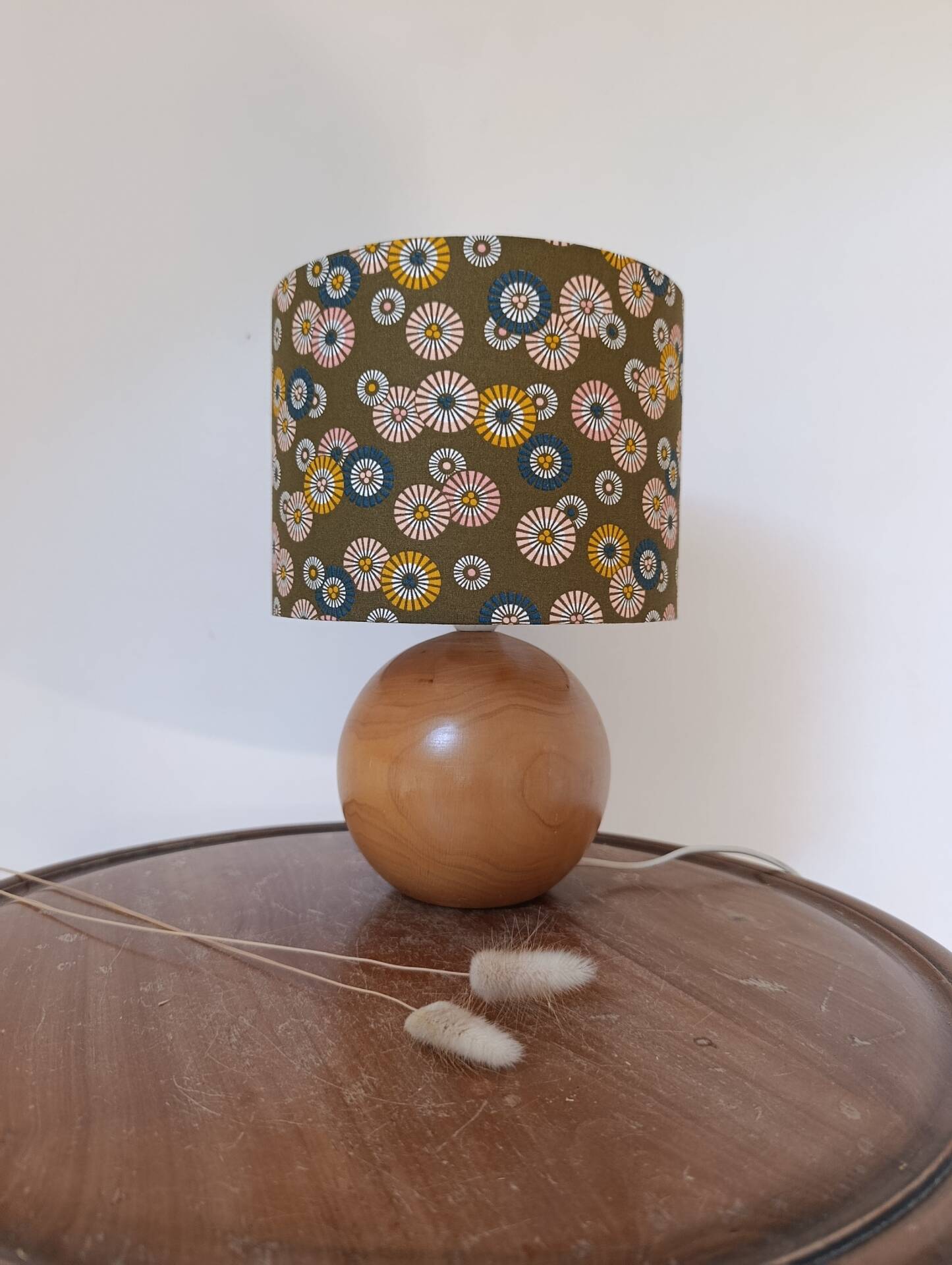 Lampe en bois rond et abat-jour kaki imprimé soleil levant