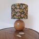 Lampe en bois rond et abat-jour kaki imprimé soleil levant