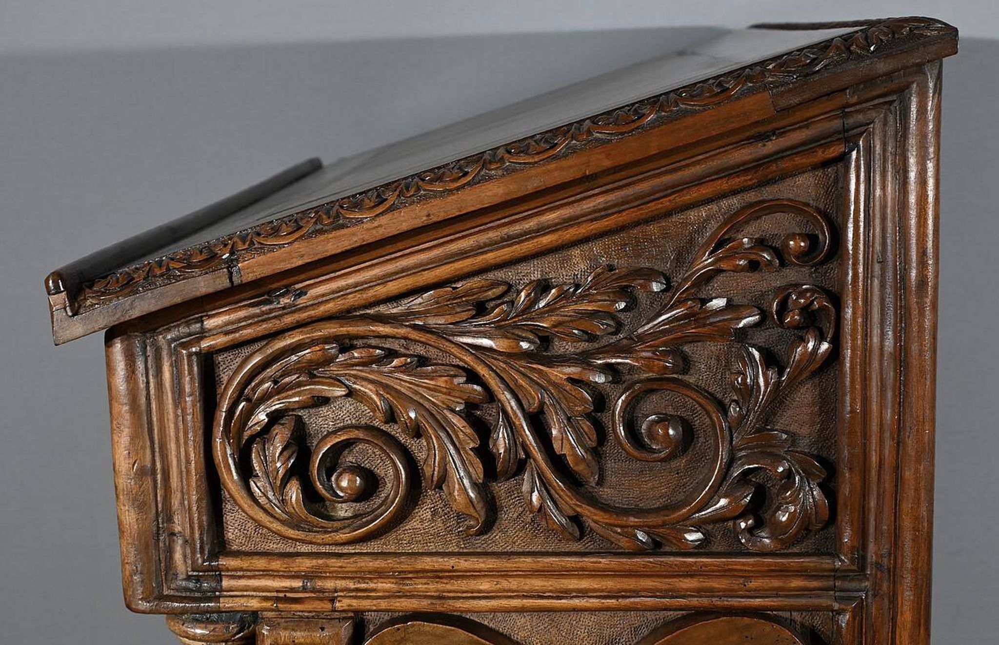 Oratory in solid walnut, Neo-Gothic Renaissance style – Late 19th century