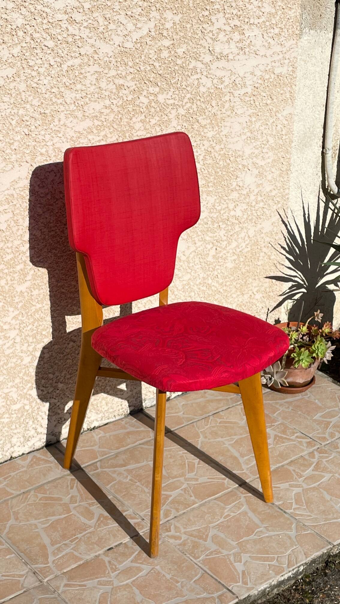 Chaise rétro vintage rouge graphique