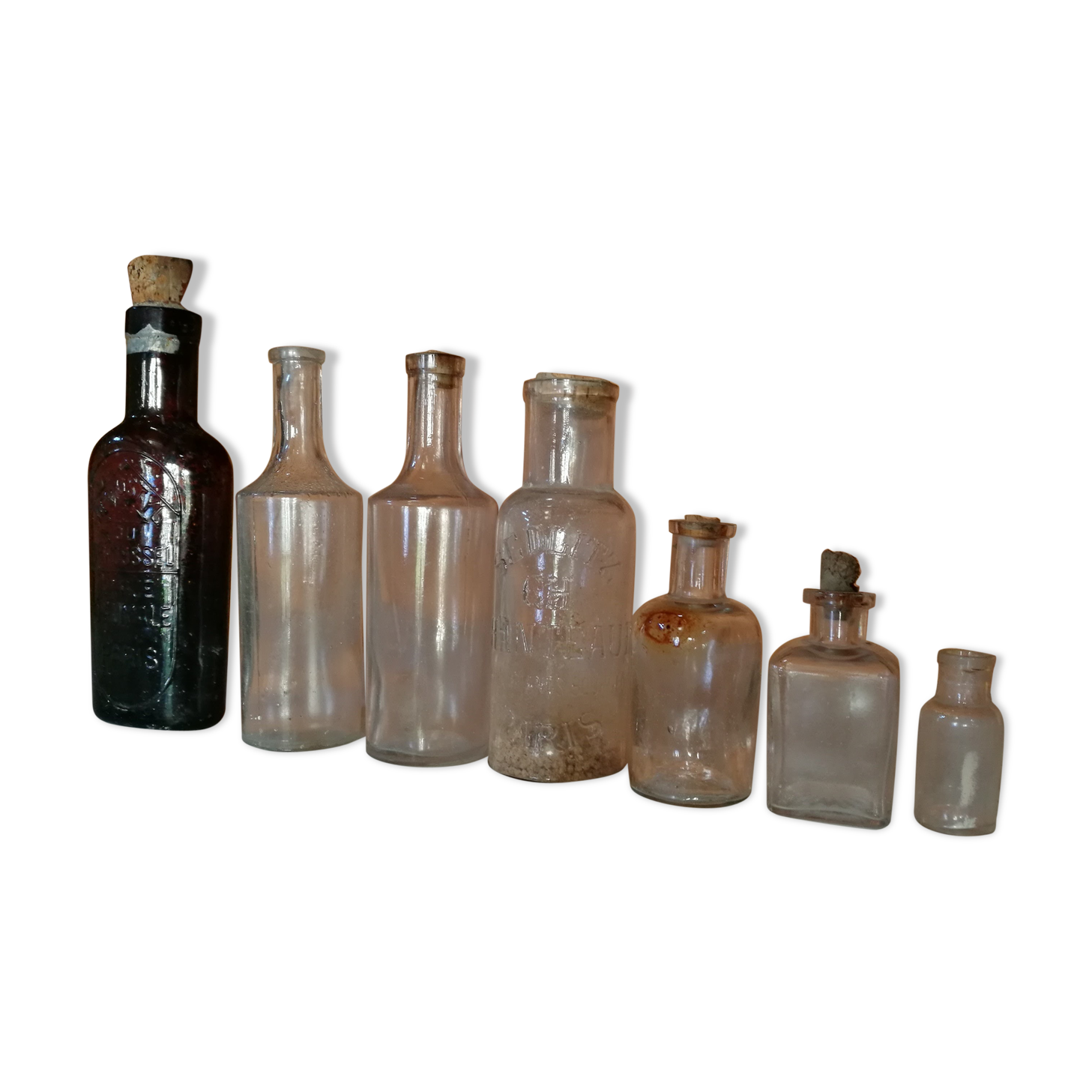 Lot d'anciens flacons de droguerie, d'herboriste et d'apothicaire