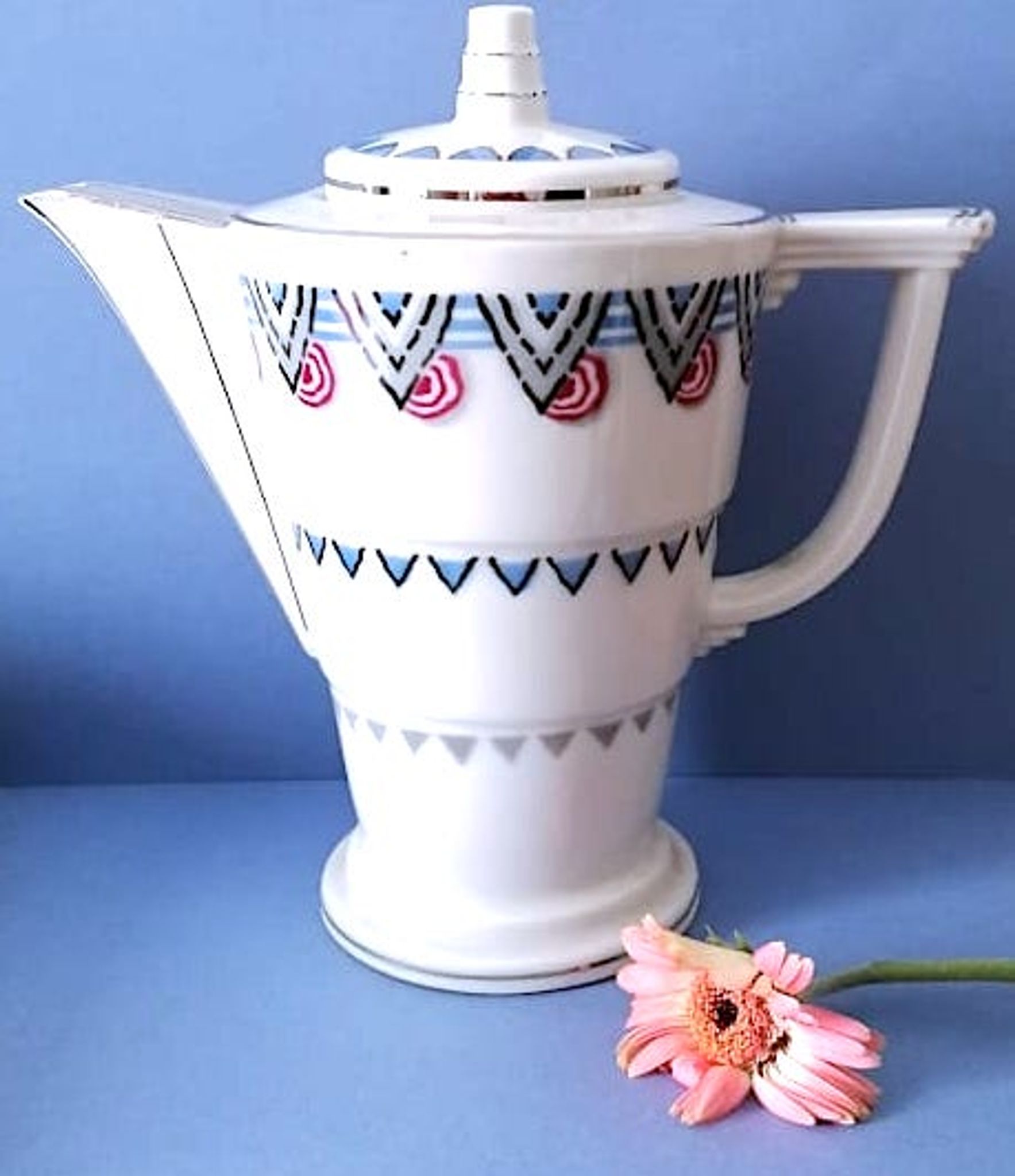 Théière en porcelaine de Limoges à décor géométrique
