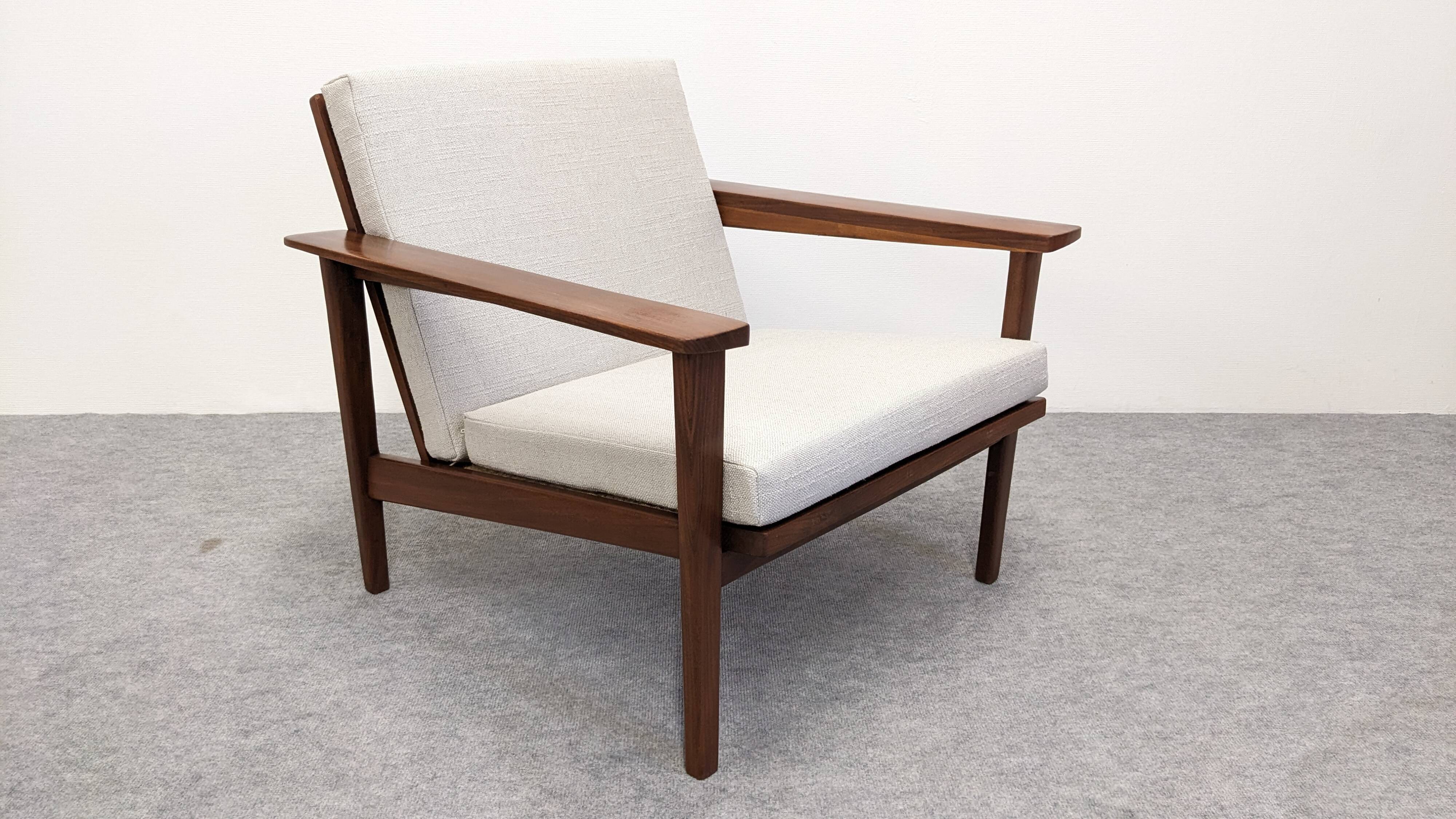 Salon, canapé et fauteuils, de style scandinave en teck, France vers 1950