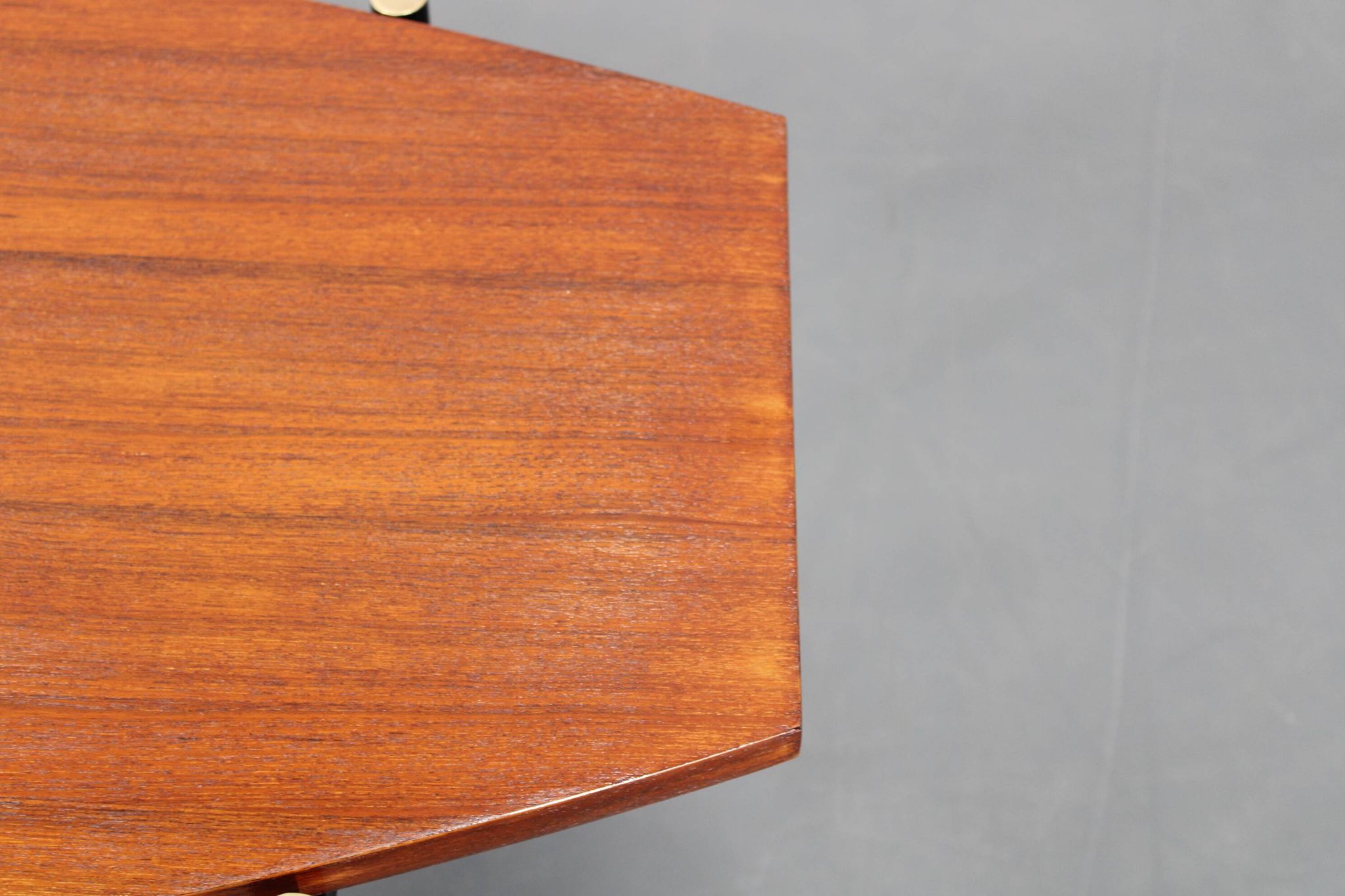 Table basse italienne des années 1970, placage en teck, piètement en métal et laiton