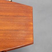 Table basse italienne des années 1970, placage en teck, piètement en métal et laiton