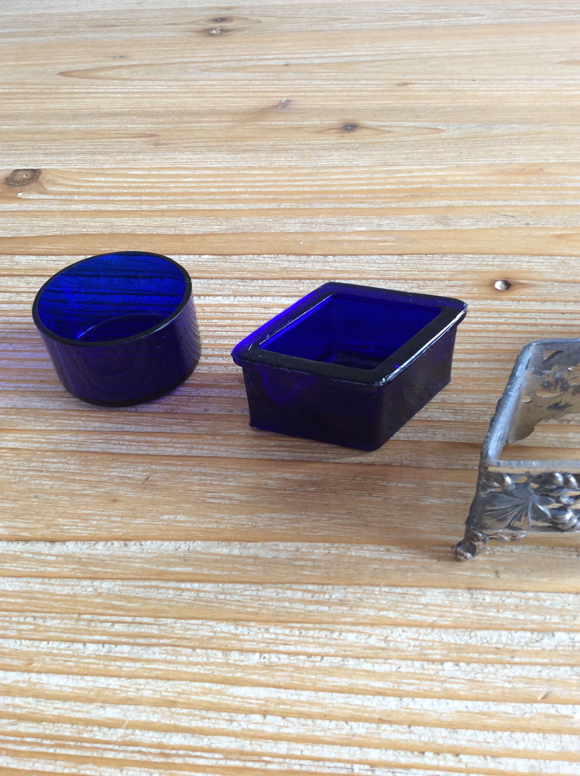 Salt shaker /pepper shaker and accessories in silver metal and blue glass compartment