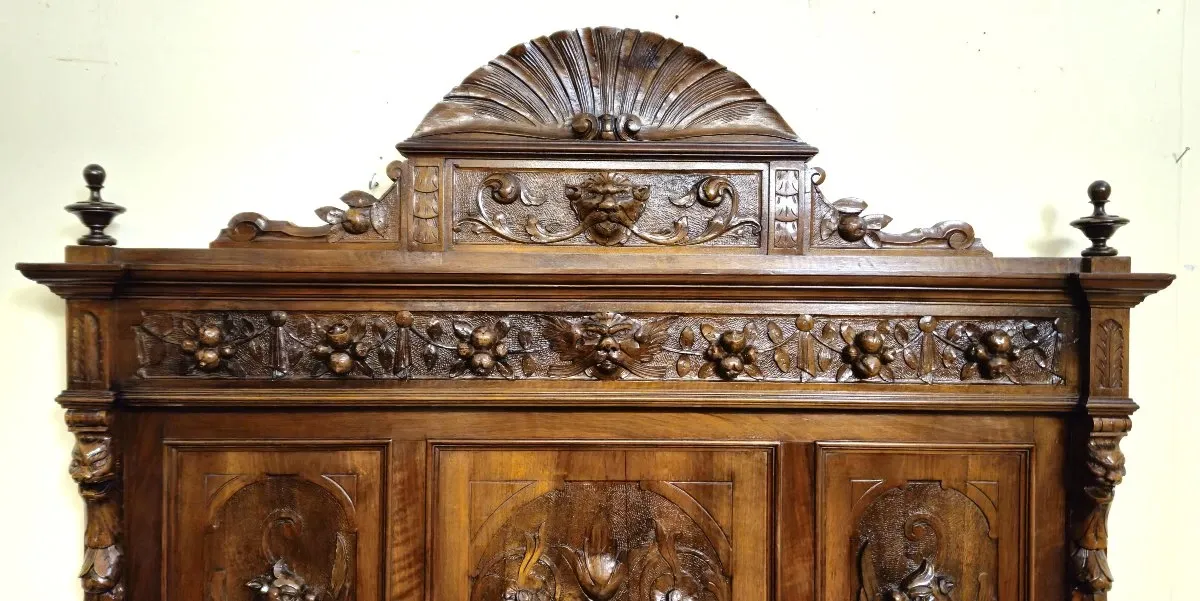 Renaissance bench chest in carved walnut – 19th century