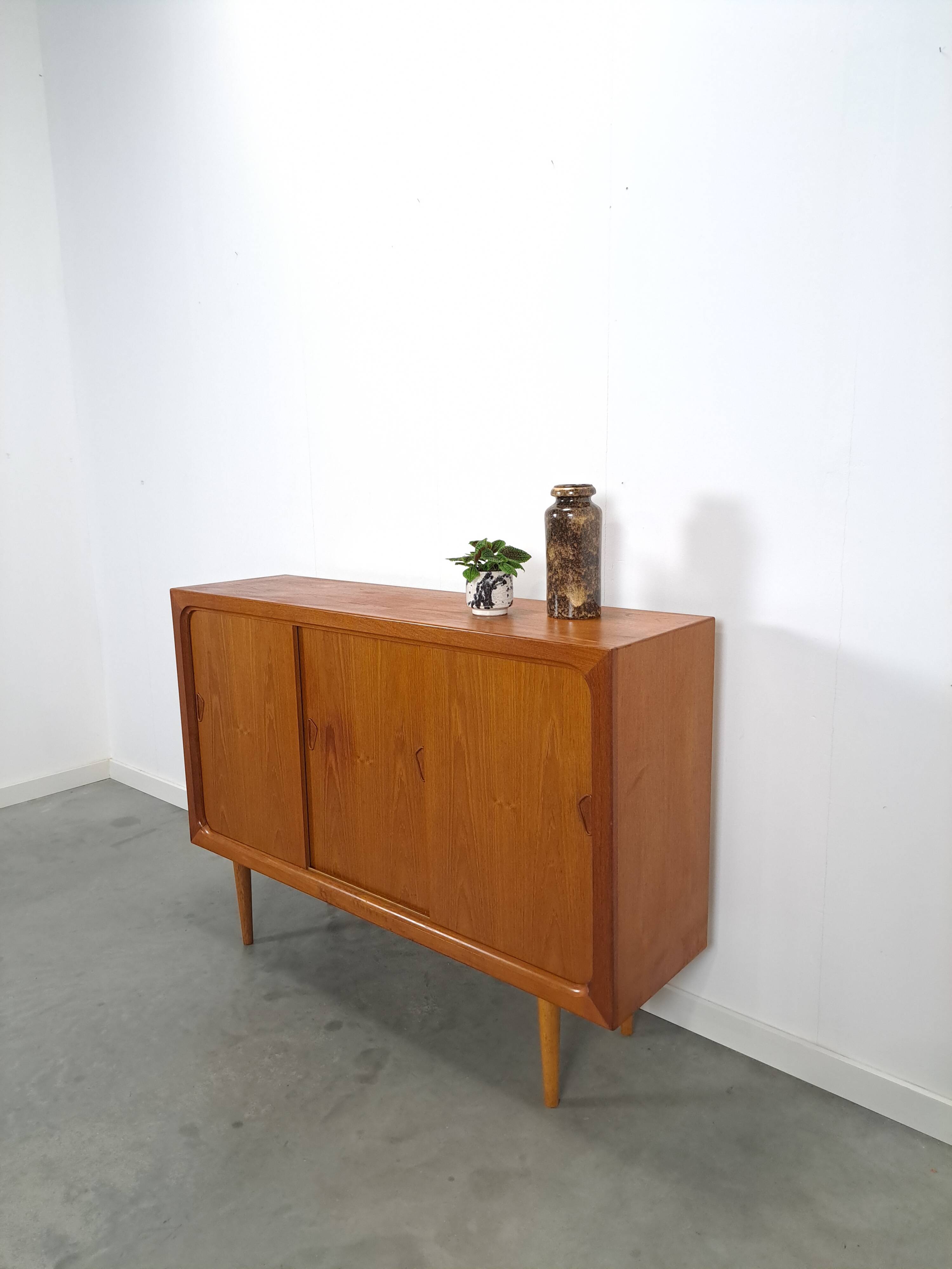 Mid Century Deens teak hoog dressoir