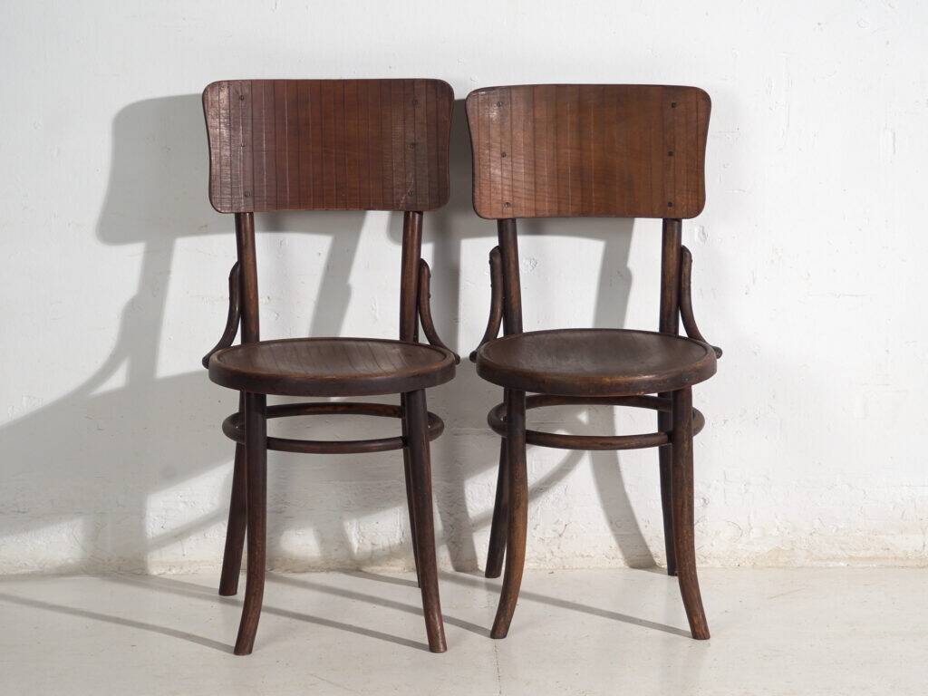 Pair of Thonet-style chairs in bent wood with a curved board backrest – Central Europe, circa 1920