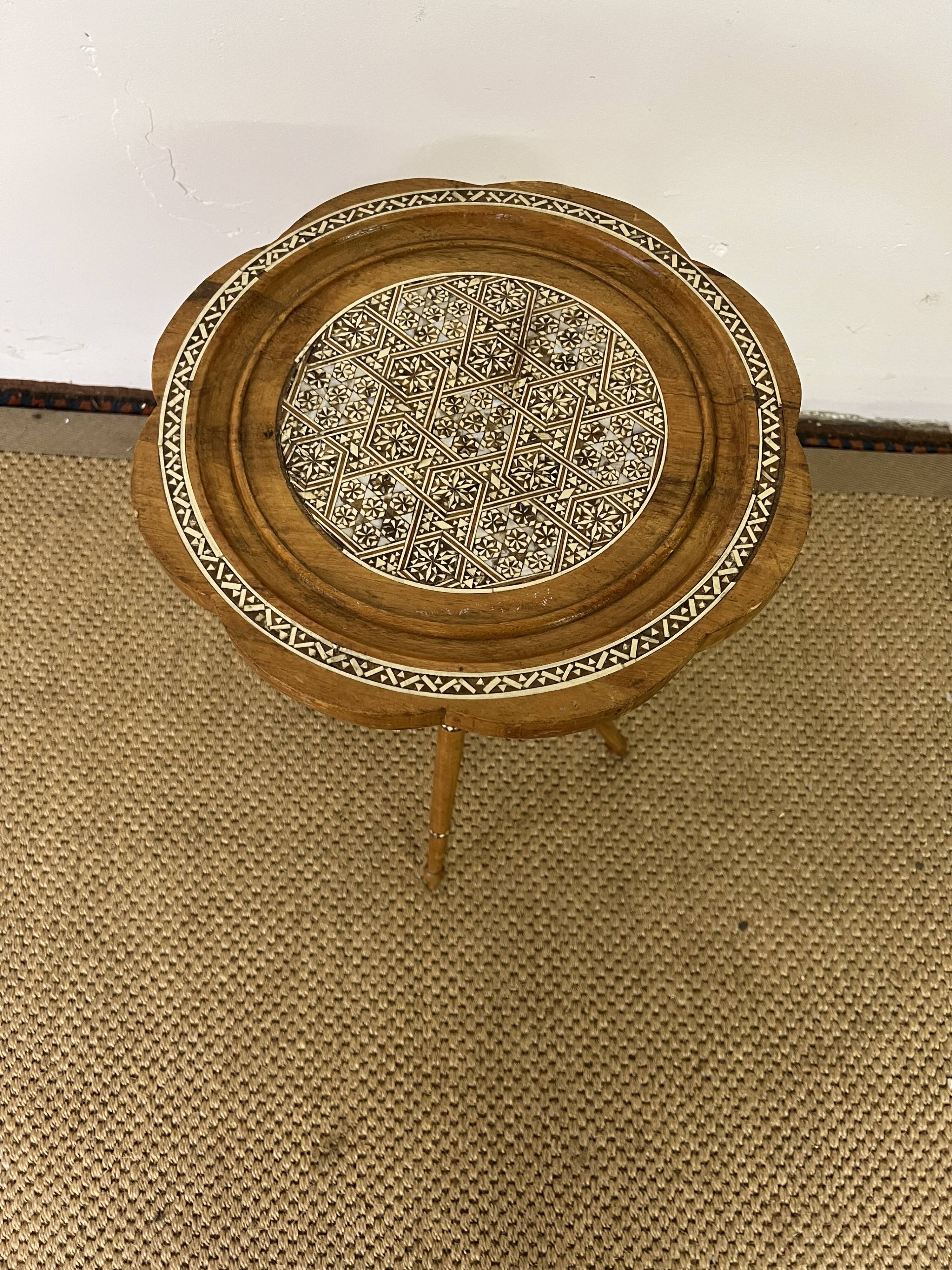 Wooden pedestal table / harness