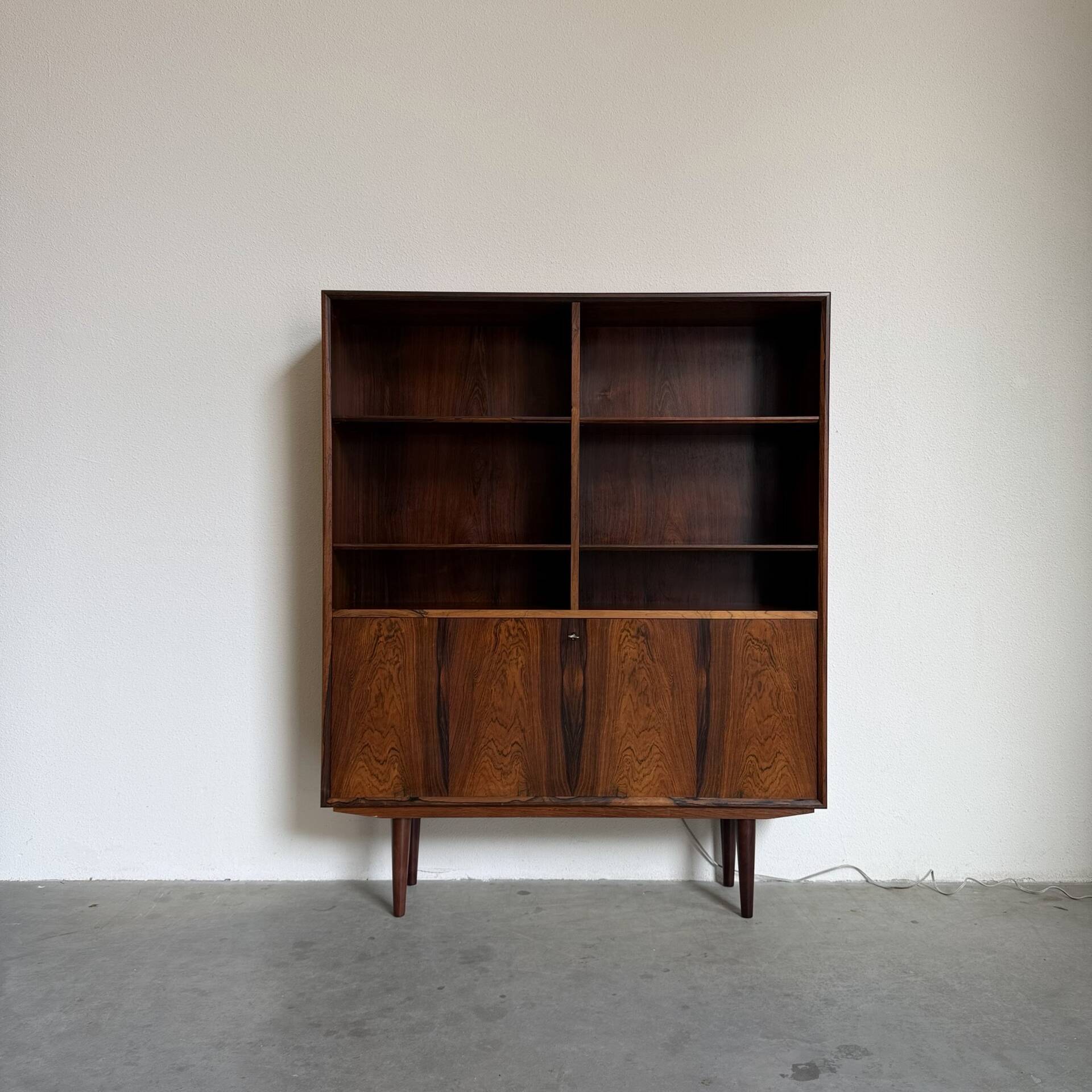 Bibliothèque vintage en palissandre avec éclairage