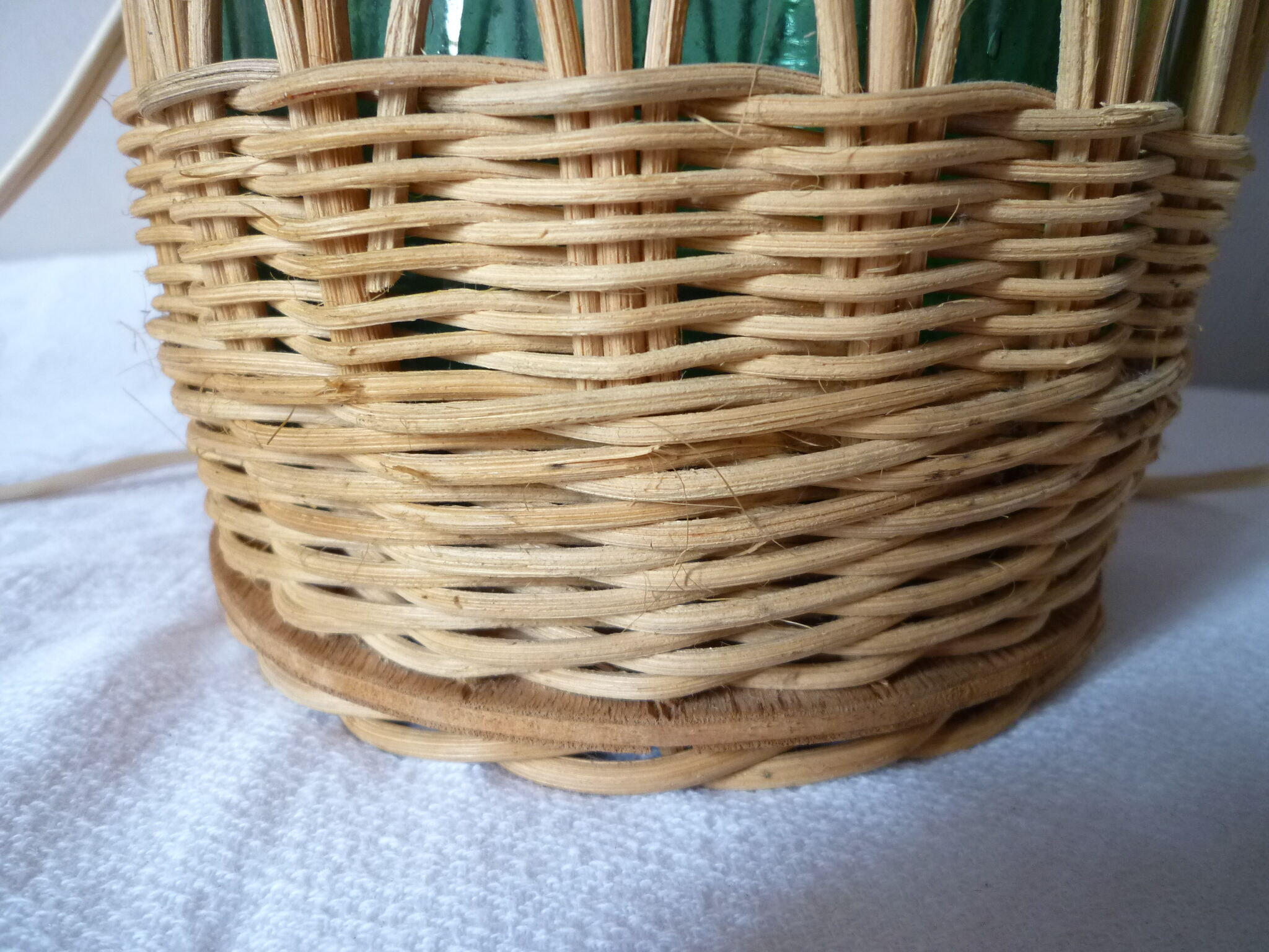 Lamp in glass and woven rattan