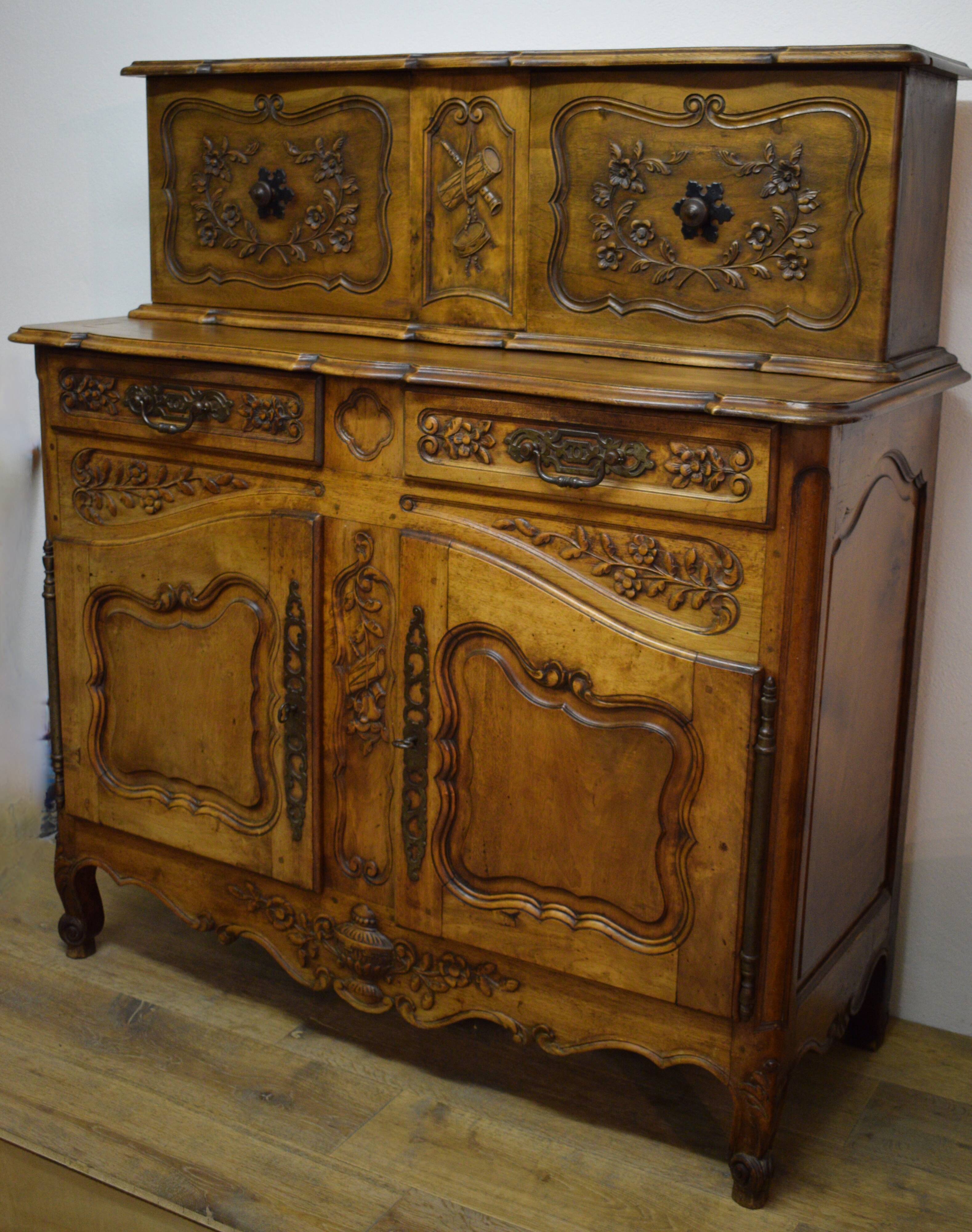 Louis XV Provencal style sliding sideboard in walnut, 19th century