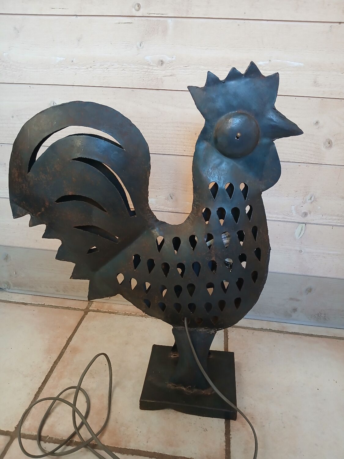 Wrought iron table lamp/rooster