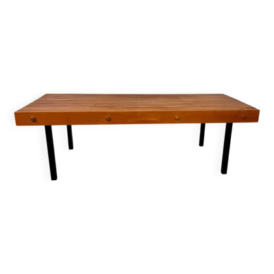 Table basse vintage en bois à lattes et en acier dans le style de Charlotte Perriand, années 1960.