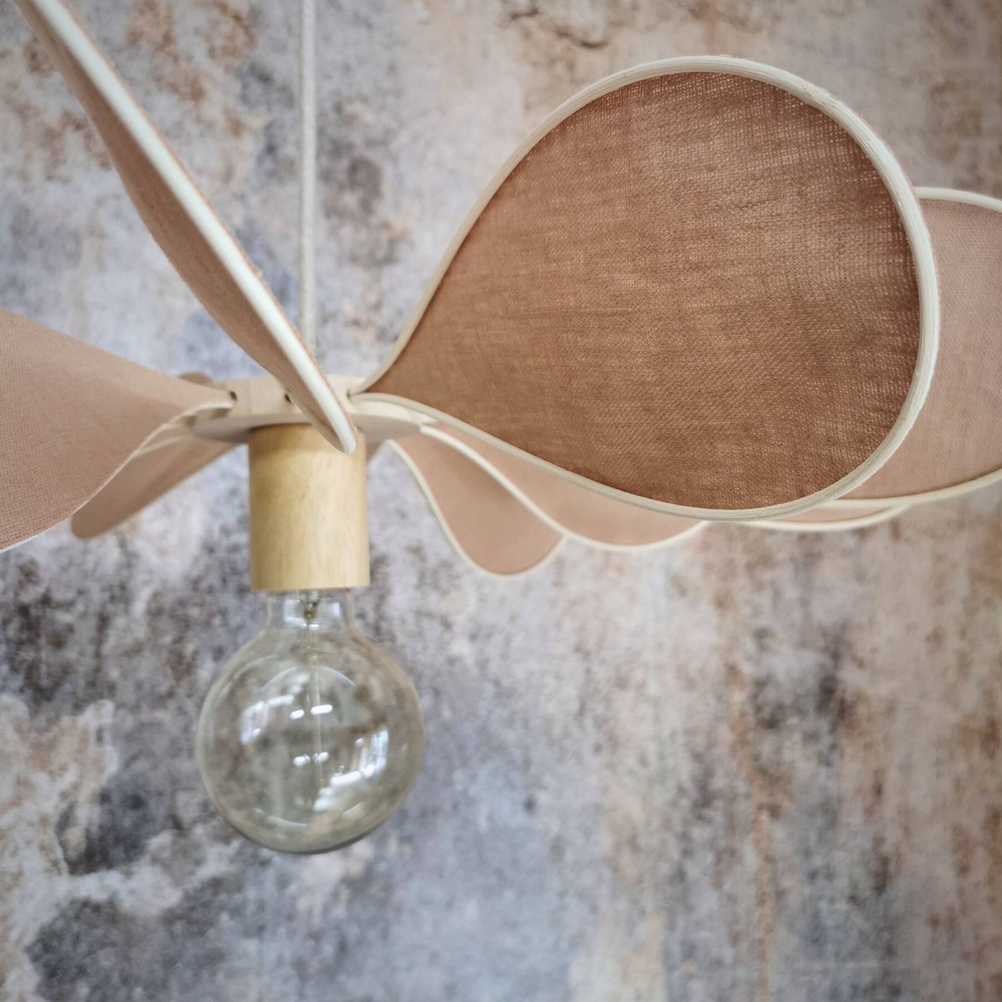 12-blade propeller suspension in rattan and nude linen