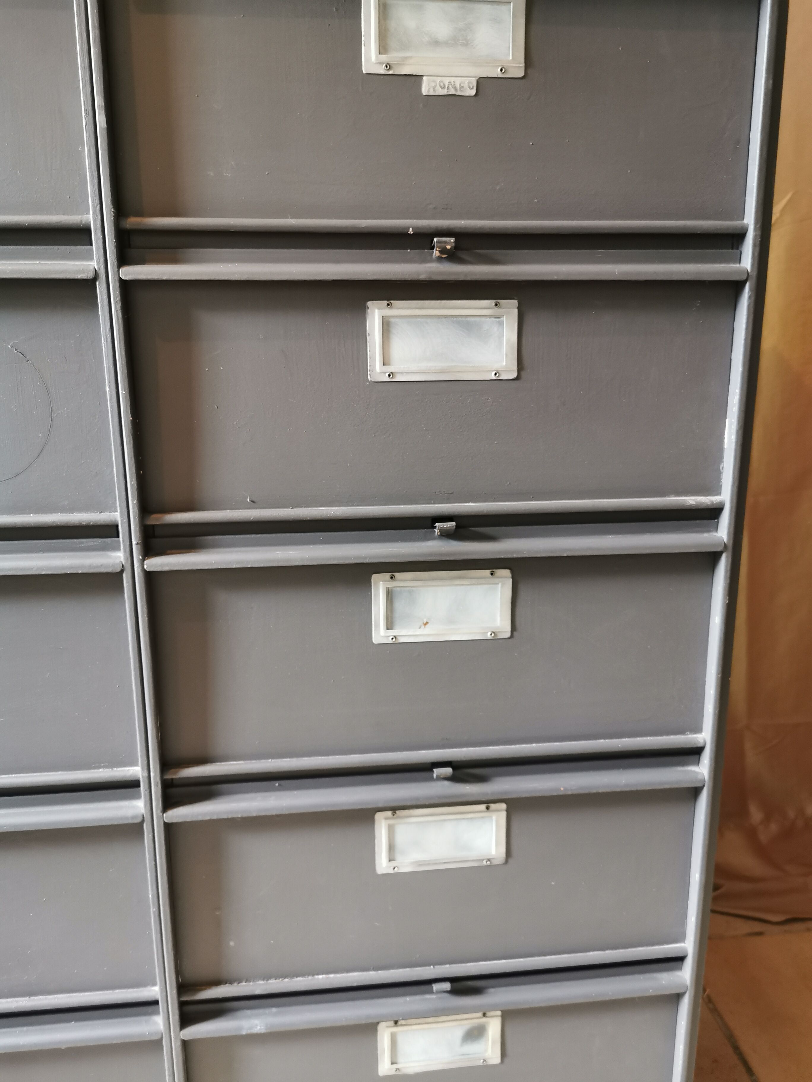 Industrial furniture with 10 metal lockers “Ronéo”