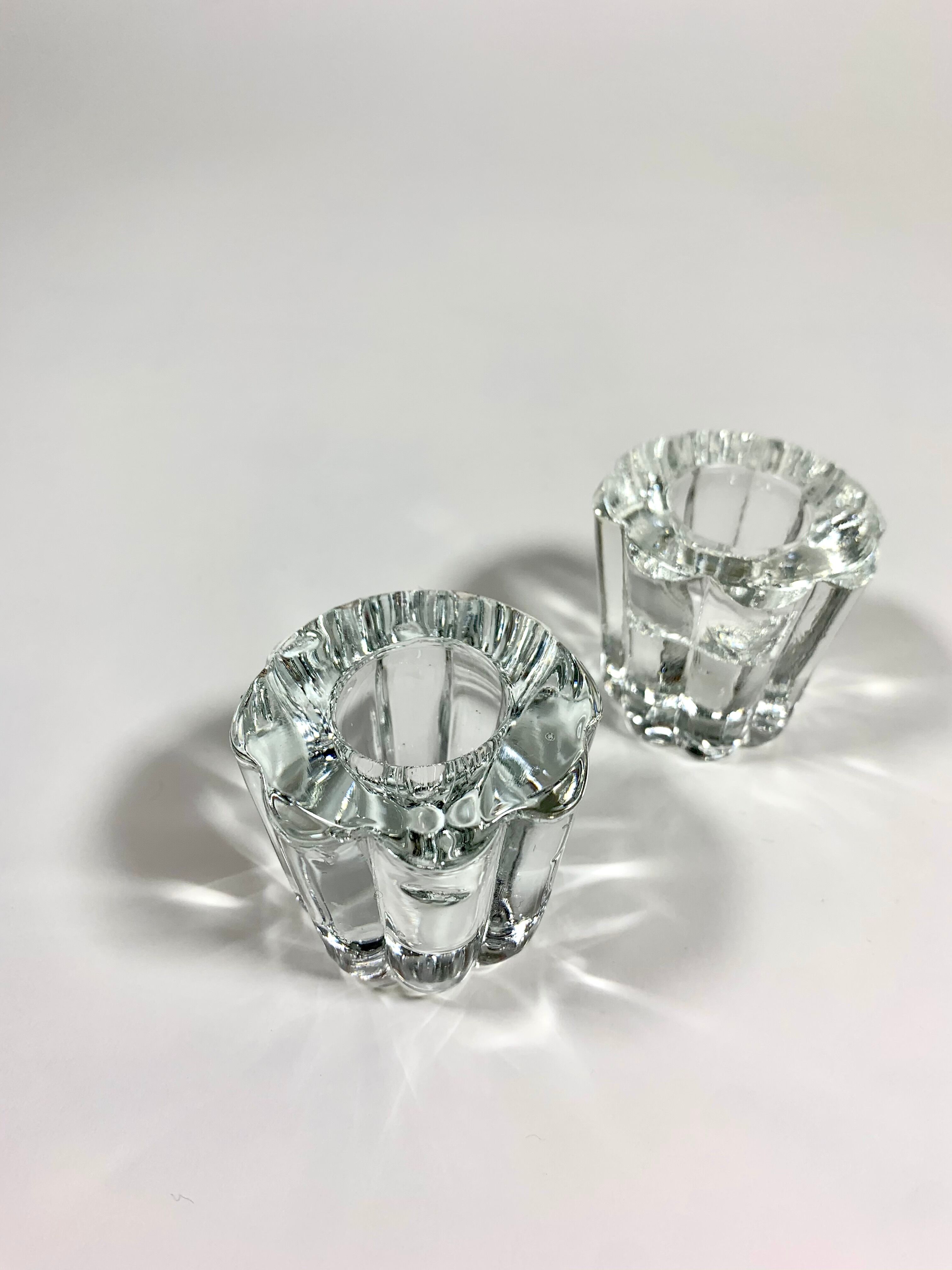 Paire de bougeoirs en verre forme haute cannelée arts de la table français du XXème siècle