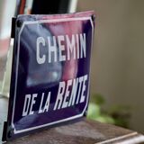Ancienne plaque de rue émaillée et bombée "chemin de la rente", en parfait état, sur son support en fonte