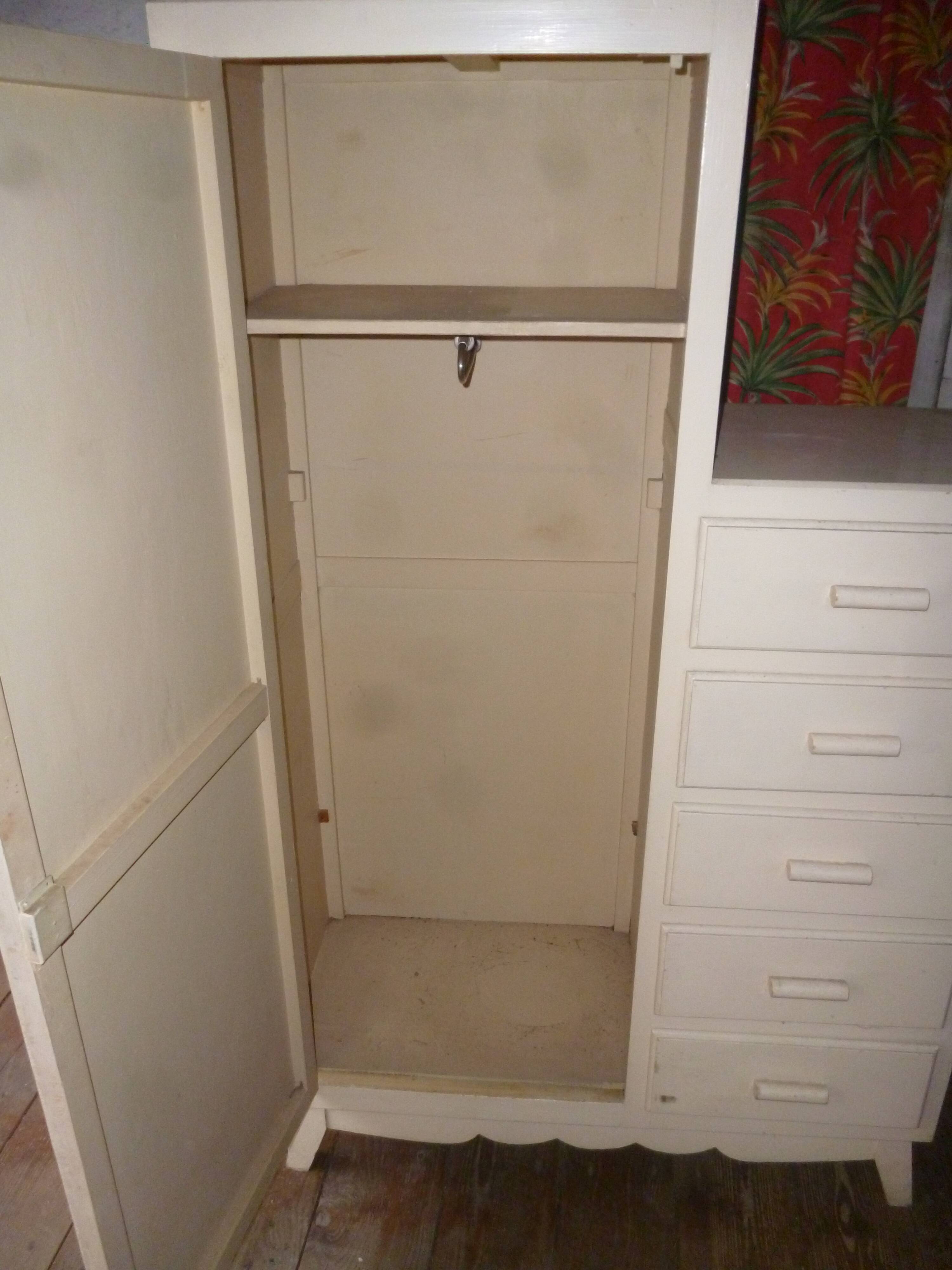 Small parisian wardrobe